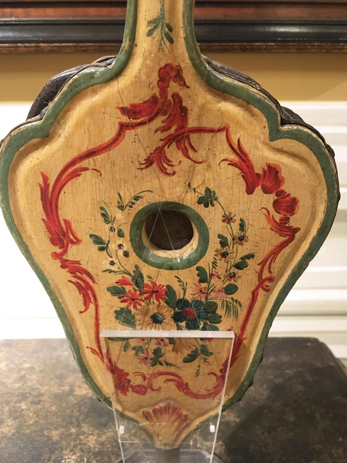 1750 Venezia Italia Amarillo Lacado Fuelle de Chimenea de Madera Tallada con Flores en venta 3