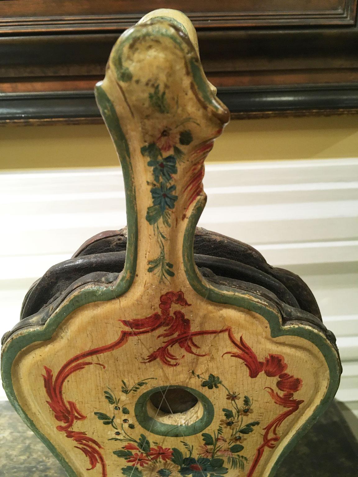 1750 Venezia Italia Amarillo Lacado Fuelle de Chimenea de Madera Tallada con Flores en venta 4