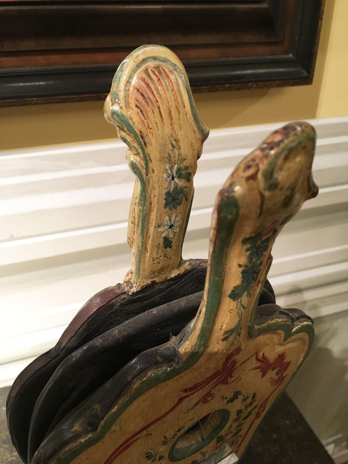 1750 Venezia Italia Amarillo Lacado Fuelle de Chimenea de Madera Tallada con Flores en venta 5