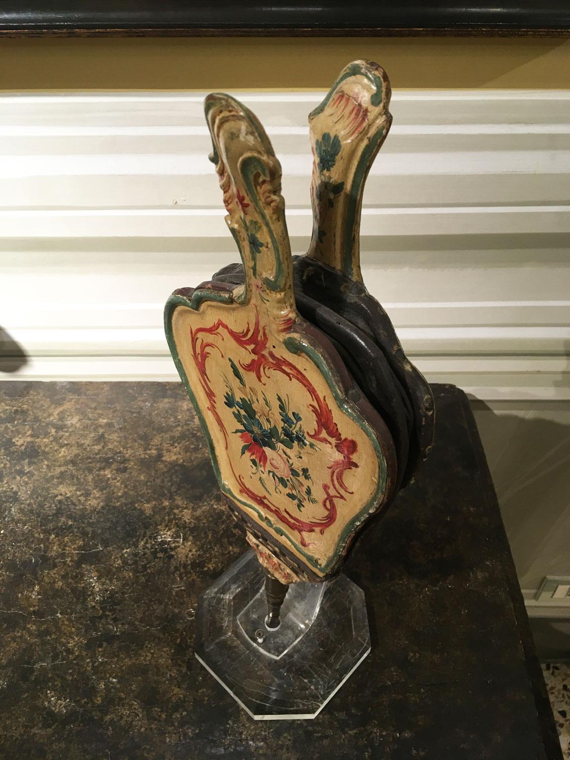 1750 Venezia Italia Amarillo Lacado Fuelle de Chimenea de Madera Tallada con Flores en venta 6