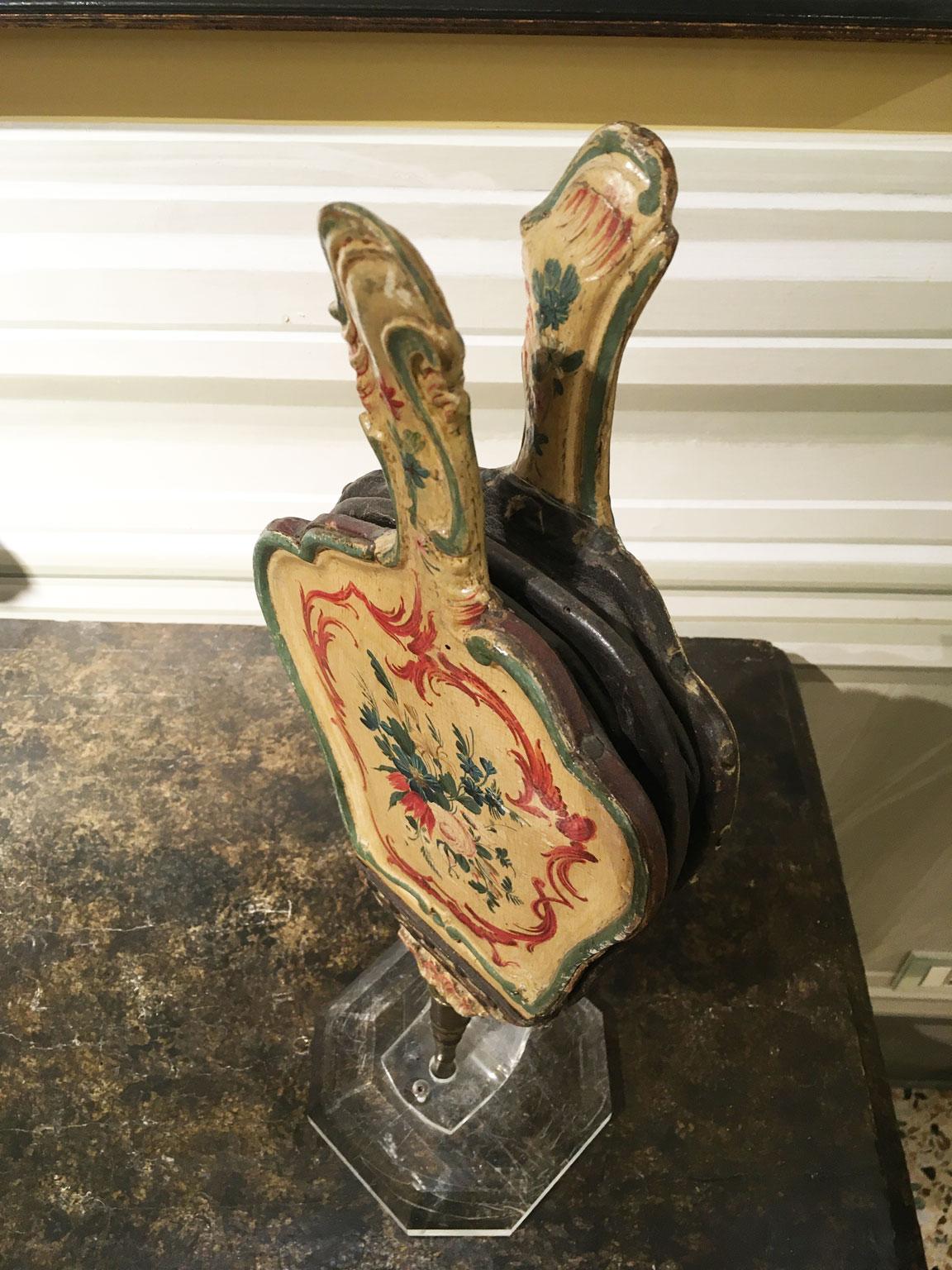 1750 Venezia Italia Amarillo Lacado Fuelle de Chimenea de Madera Tallada con Flores en venta 7