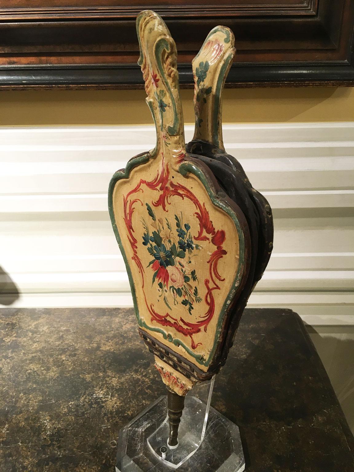 1750 Venezia Italia Amarillo Lacado Fuelle de Chimenea de Madera Tallada con Flores en venta 8