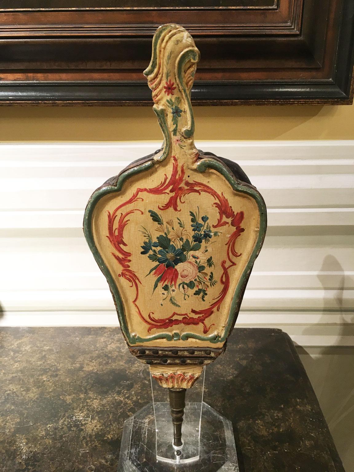 1750 Venezia Italia Amarillo Lacado Fuelle de Chimenea de Madera Tallada con Flores Rococó en venta