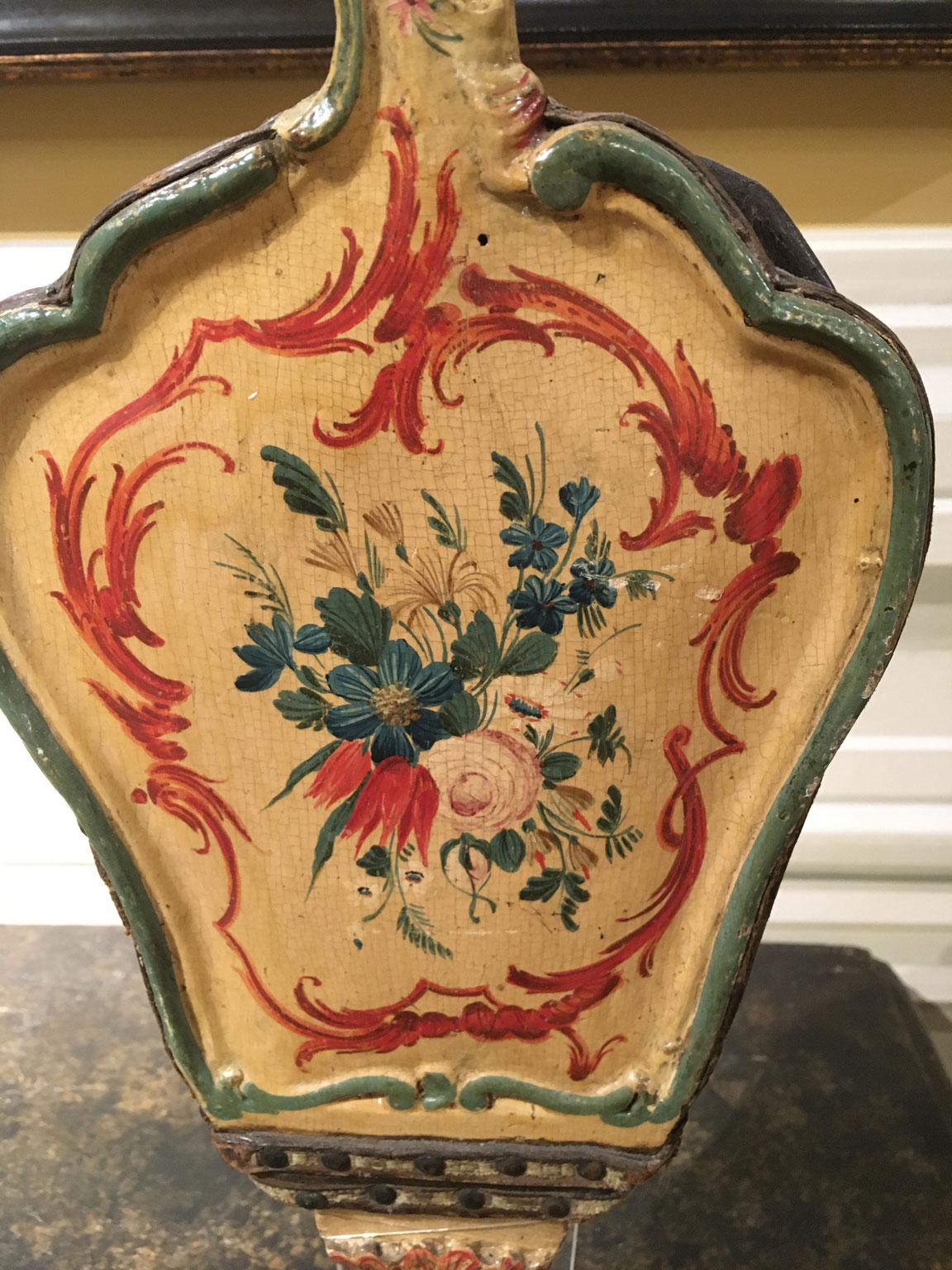 1750 Venezia Italia Amarillo Lacado Fuelle de Chimenea de Madera Tallada con Flores Italiano en venta