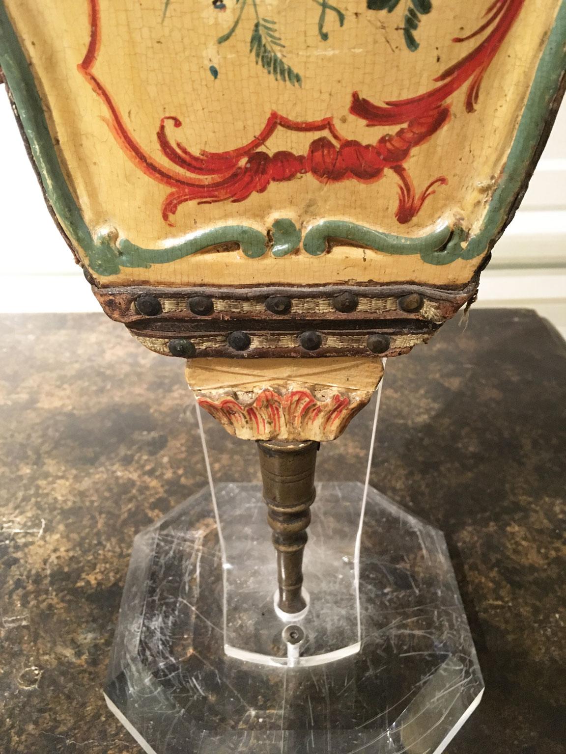 1750 Venezia Italia Amarillo Lacado Fuelle de Chimenea de Madera Tallada con Flores en Bueno estado para la venta en Brescia, IT