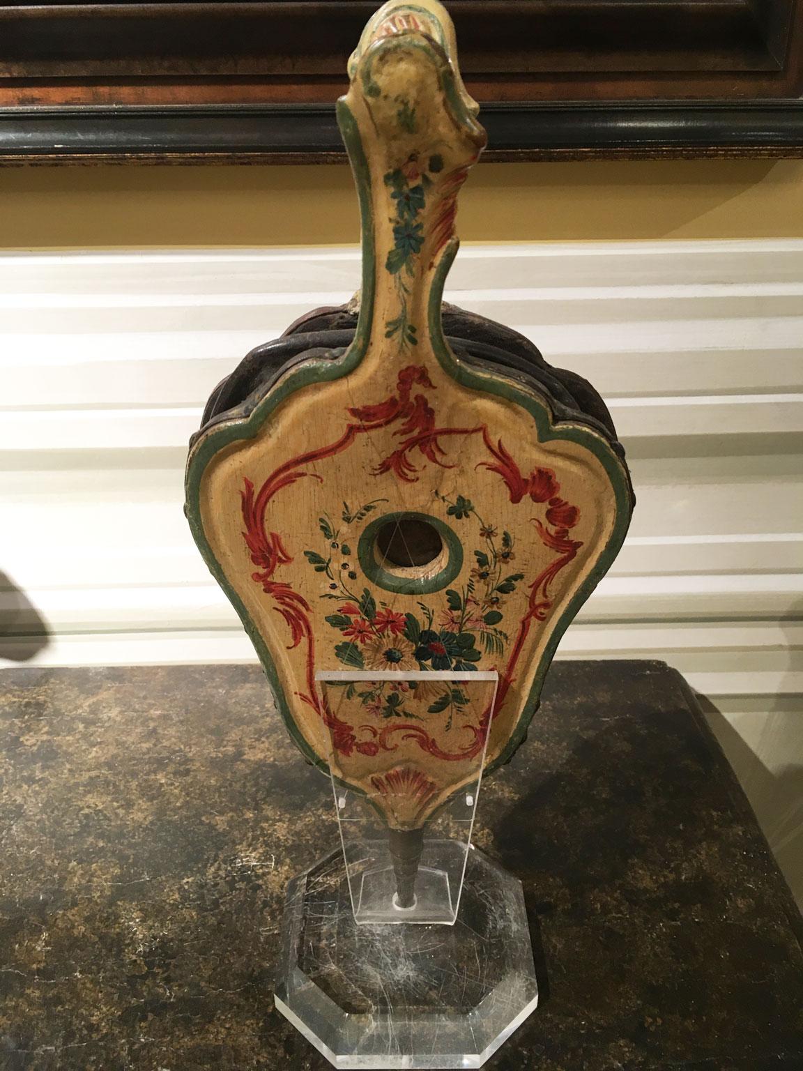 1750 Venezia Italia Amarillo Lacado Fuelle de Chimenea de Madera Tallada con Flores en venta 1