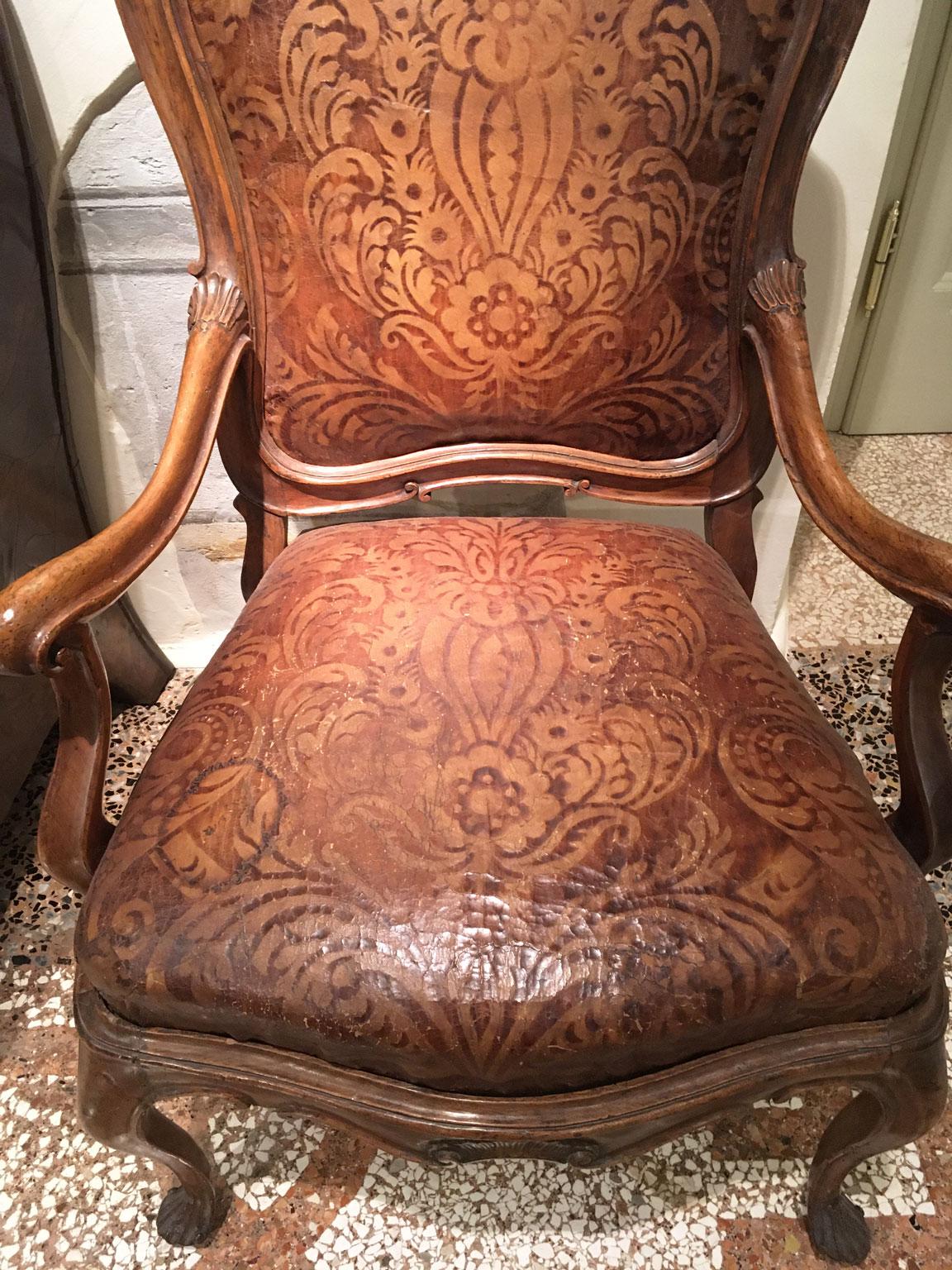 1750 Venezia Coppia di poltrone in noce intagliato con rivestimento originale in pelle goffrata in vendita 2