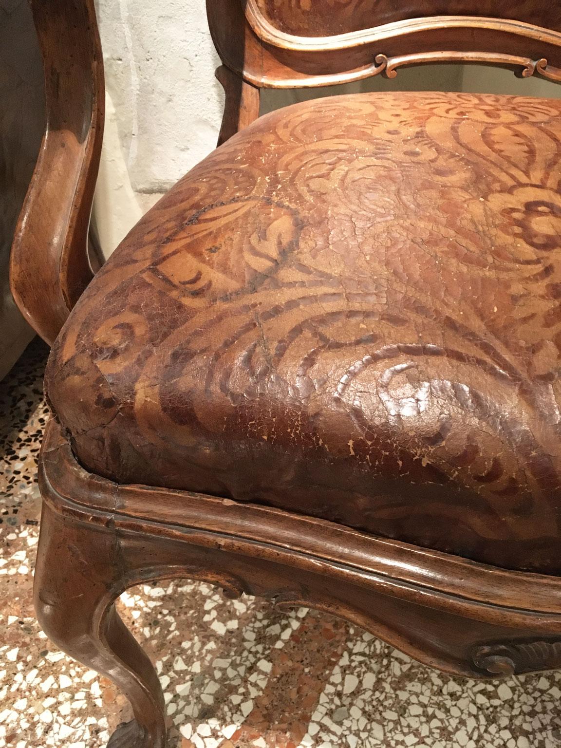 1750 Venezia Coppia di poltrone in noce intagliato con rivestimento originale in pelle goffrata in vendita 3