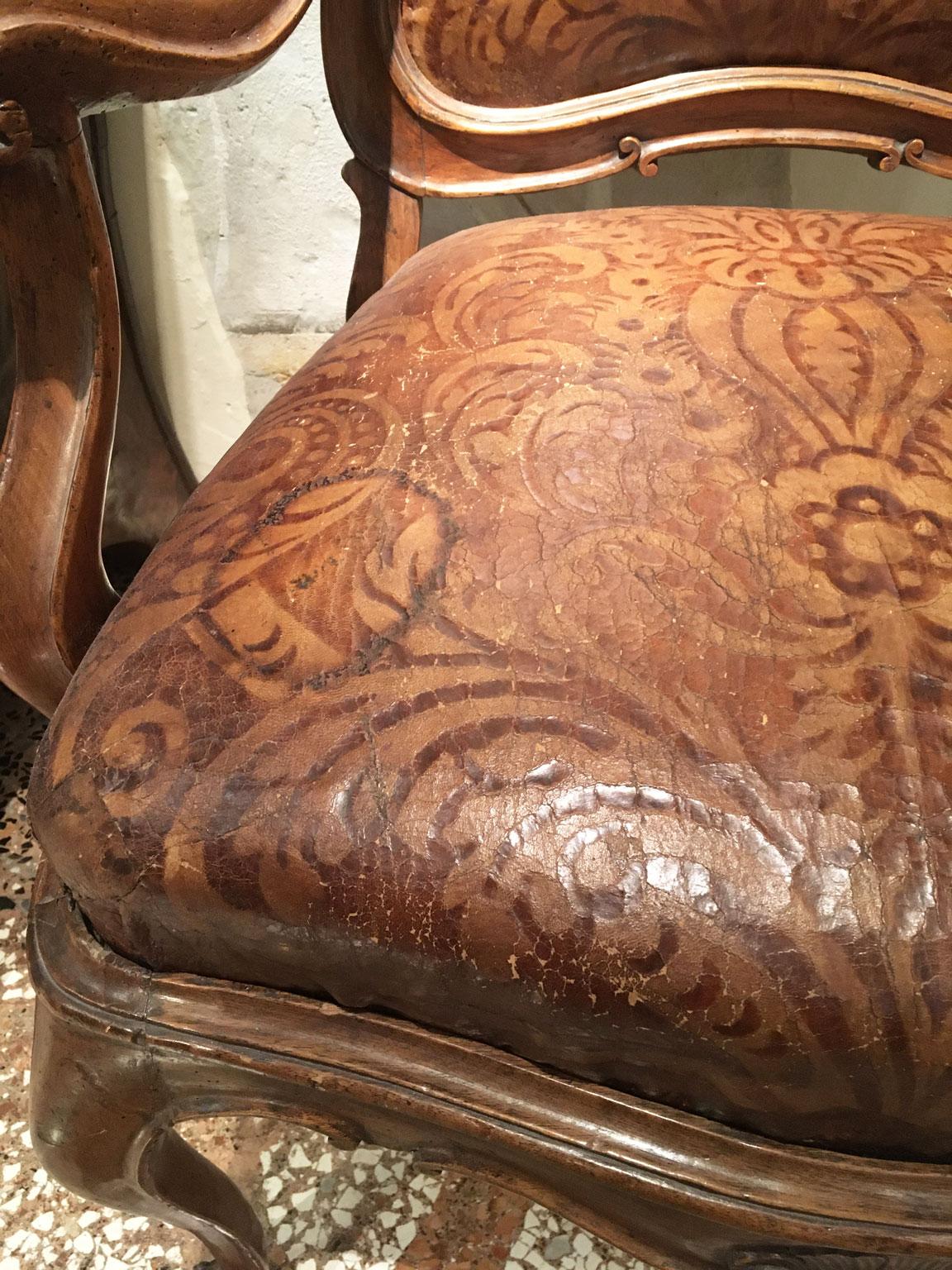1750 Venezia Coppia di poltrone in noce intagliato con rivestimento originale in pelle goffrata in vendita 4