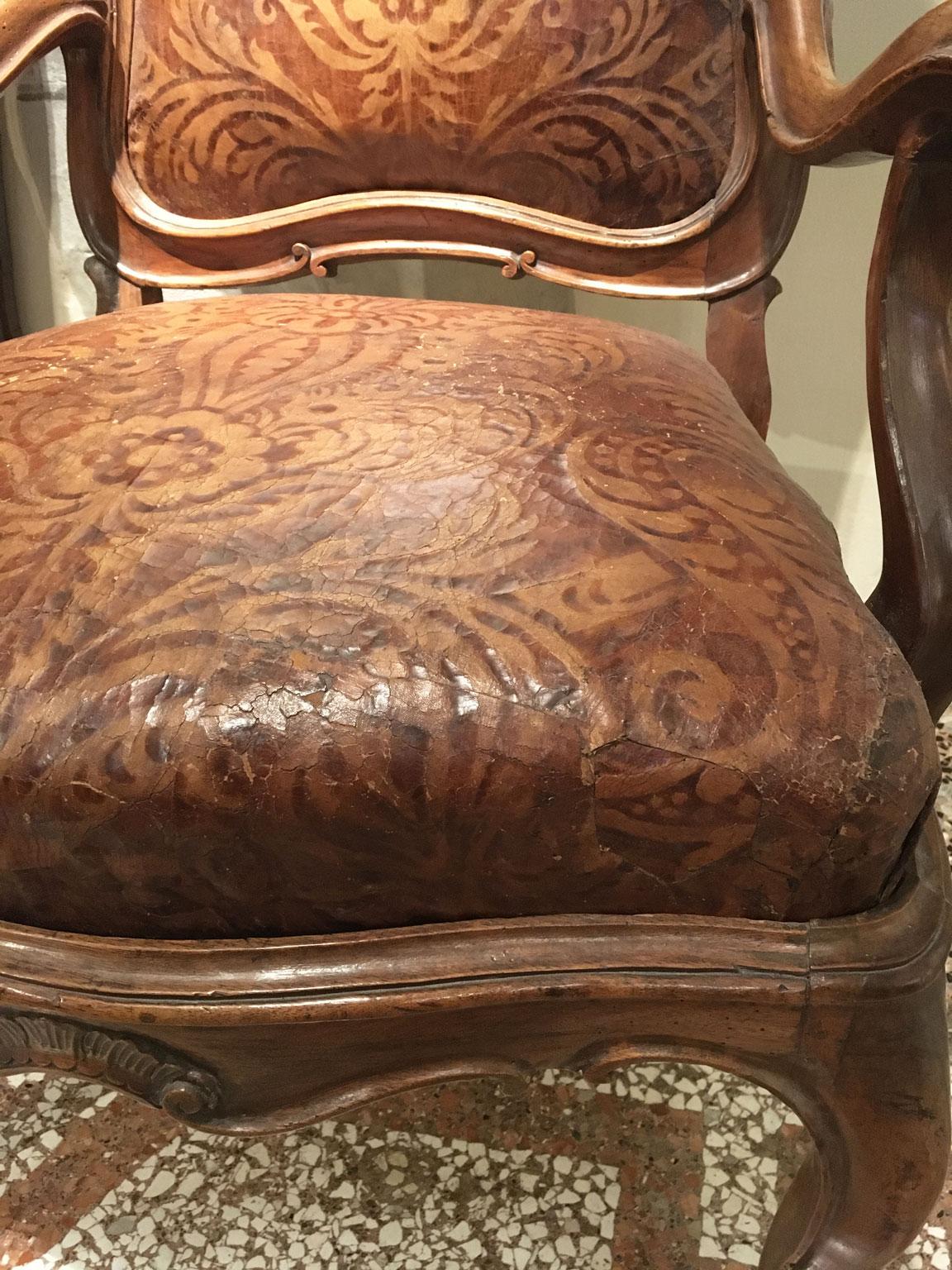 1750 Venezia Coppia di poltrone in noce intagliato con rivestimento originale in pelle goffrata in vendita 5