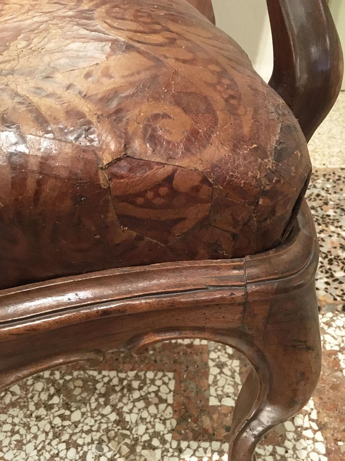 1750 Venezia Coppia di poltrone in noce intagliato con rivestimento originale in pelle goffrata in vendita 6