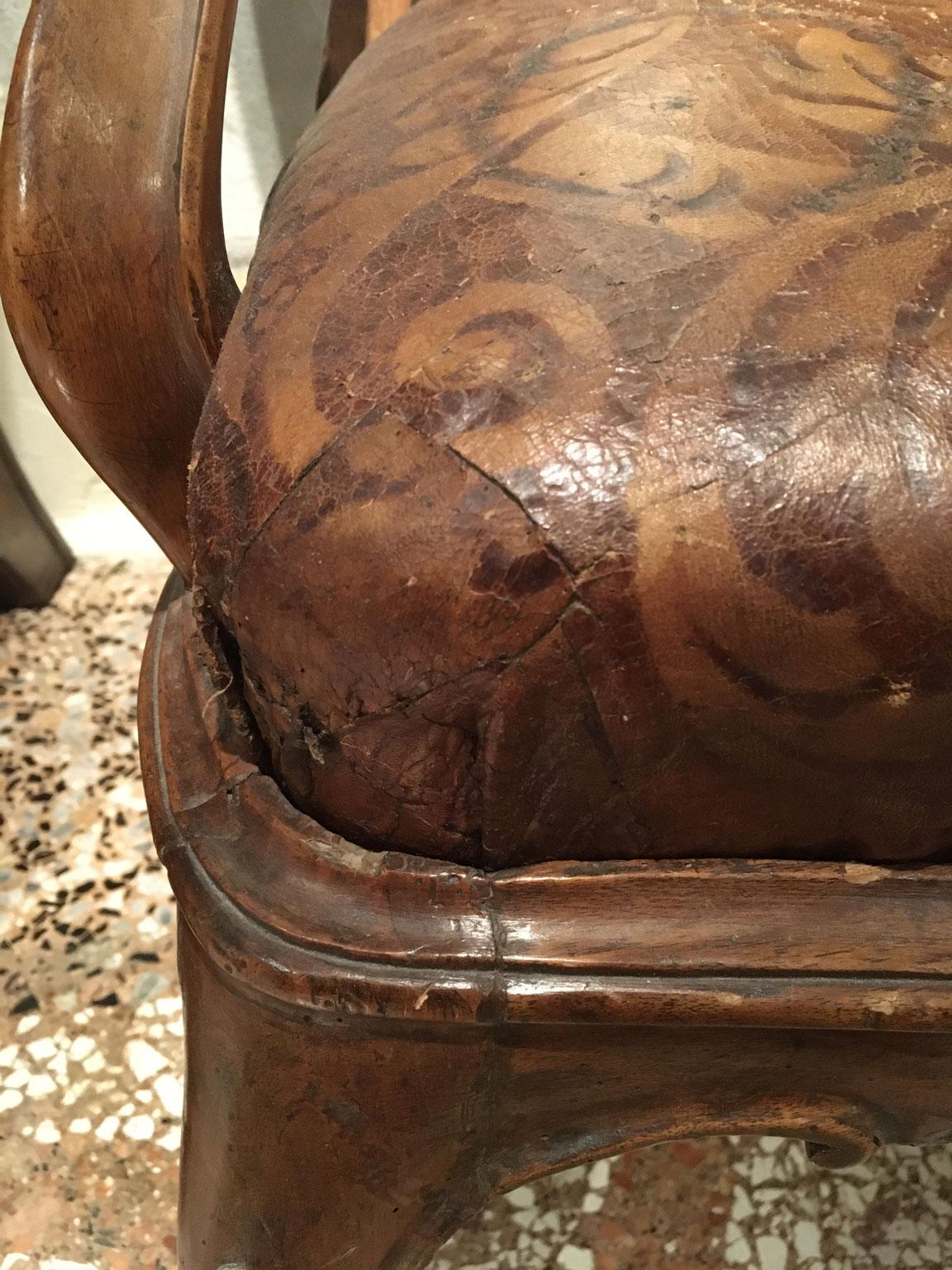 1750 Venezia Coppia di poltrone in noce intagliato con rivestimento originale in pelle goffrata in vendita 7