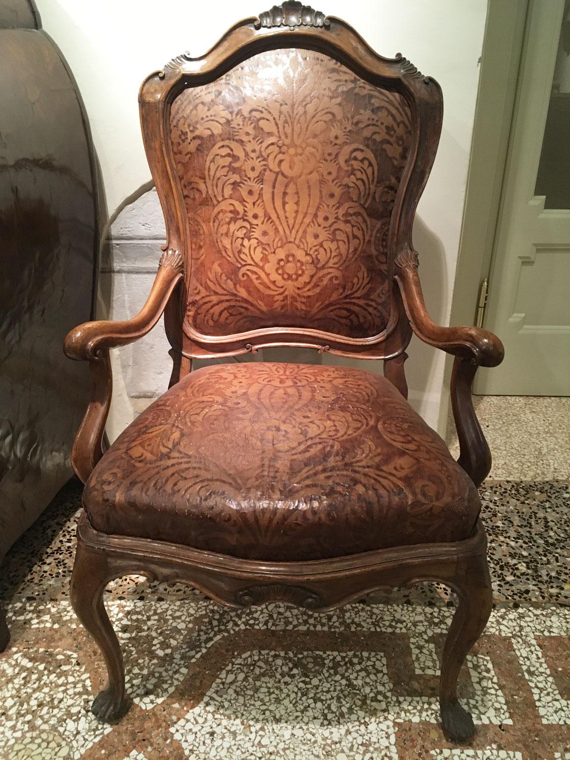 1750 Venezia Coppia di poltrone in noce intagliato con rivestimento originale in pelle goffrata in vendita 8