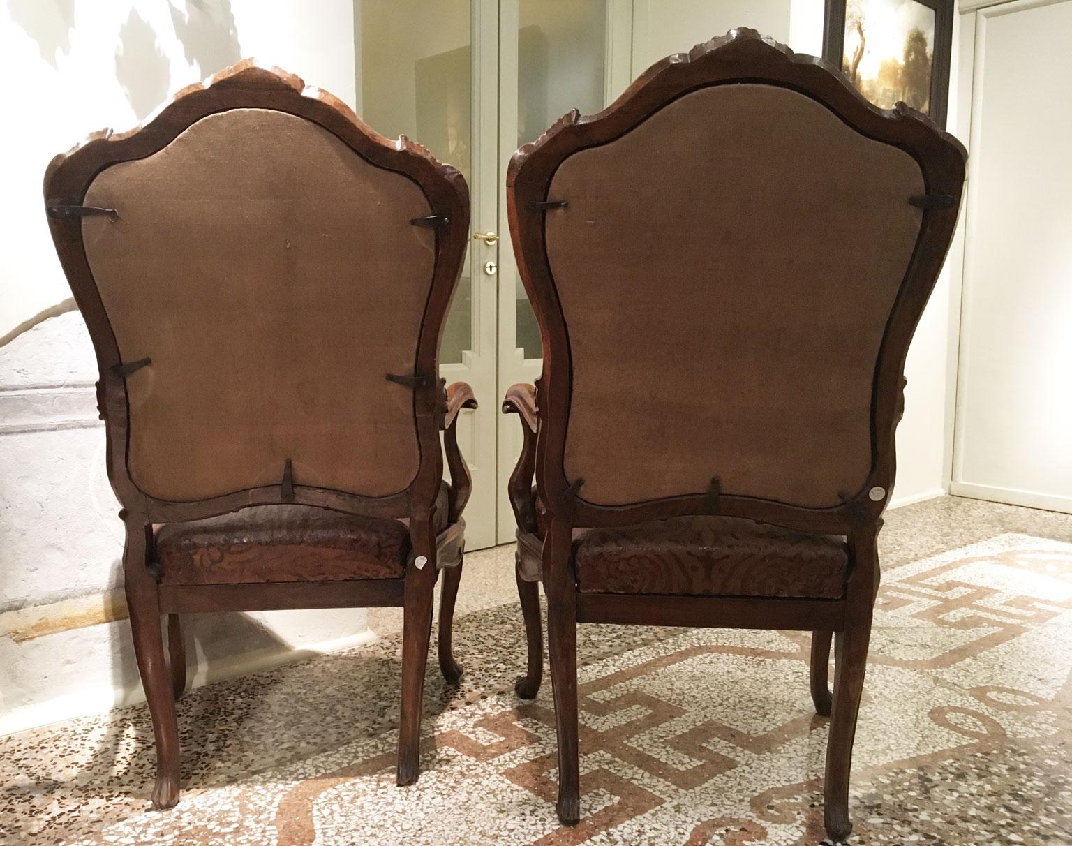 1750 Venezia Coppia di poltrone in noce intagliato con rivestimento originale in pelle goffrata in vendita 9