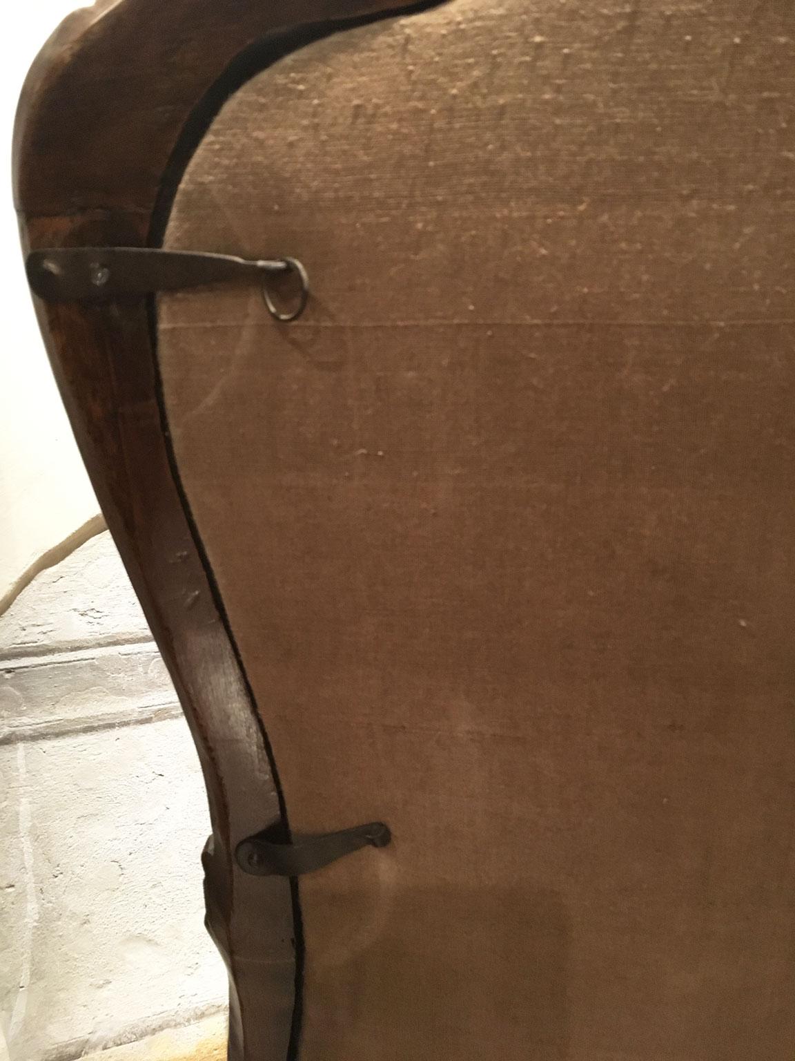 1750 Venezia Coppia di poltrone in noce intagliato con rivestimento originale in pelle goffrata in vendita 10