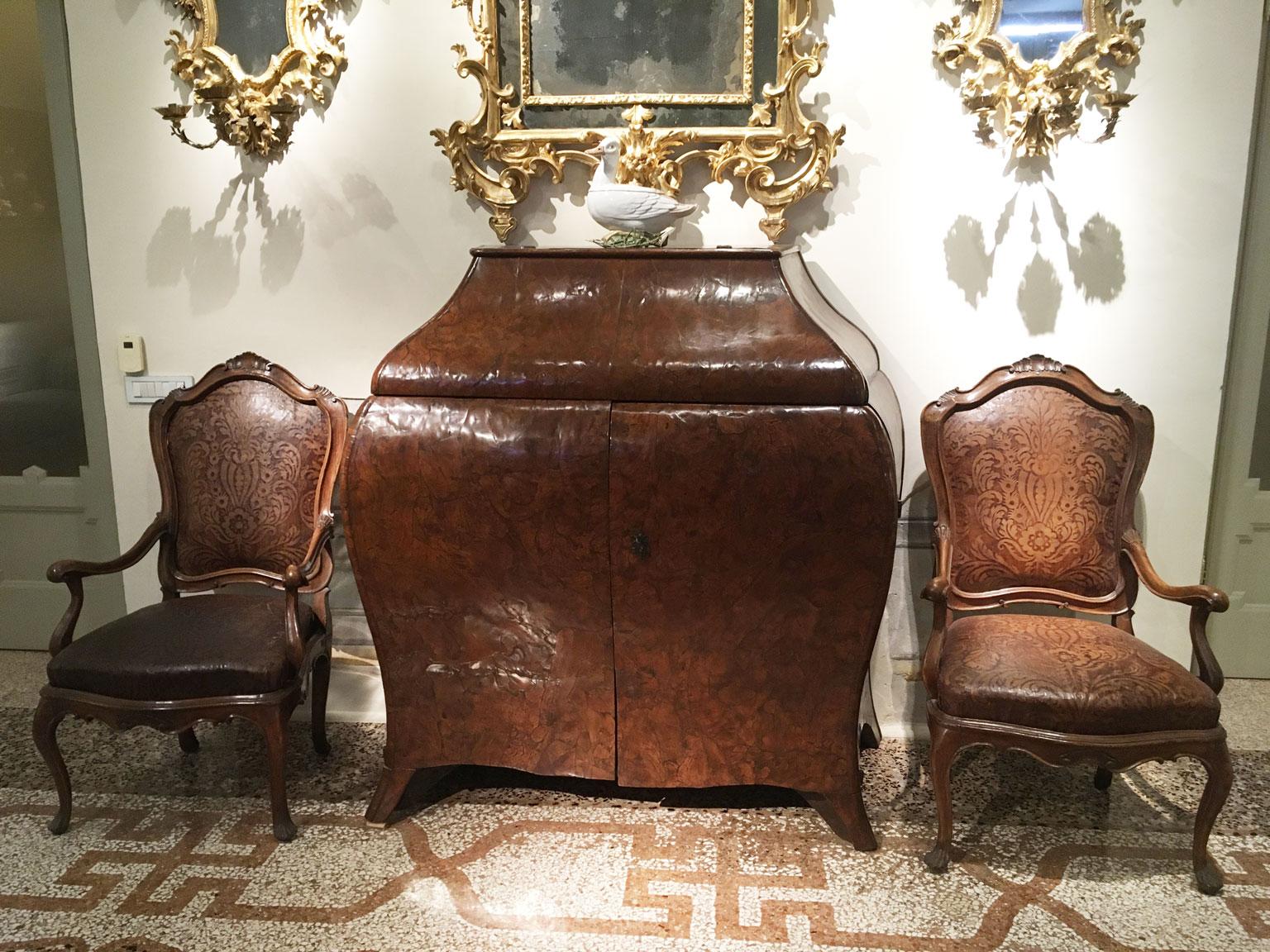 1750 Venezia Coppia di poltrone in noce intagliato con rivestimento originale in pelle goffrata in vendita 11
