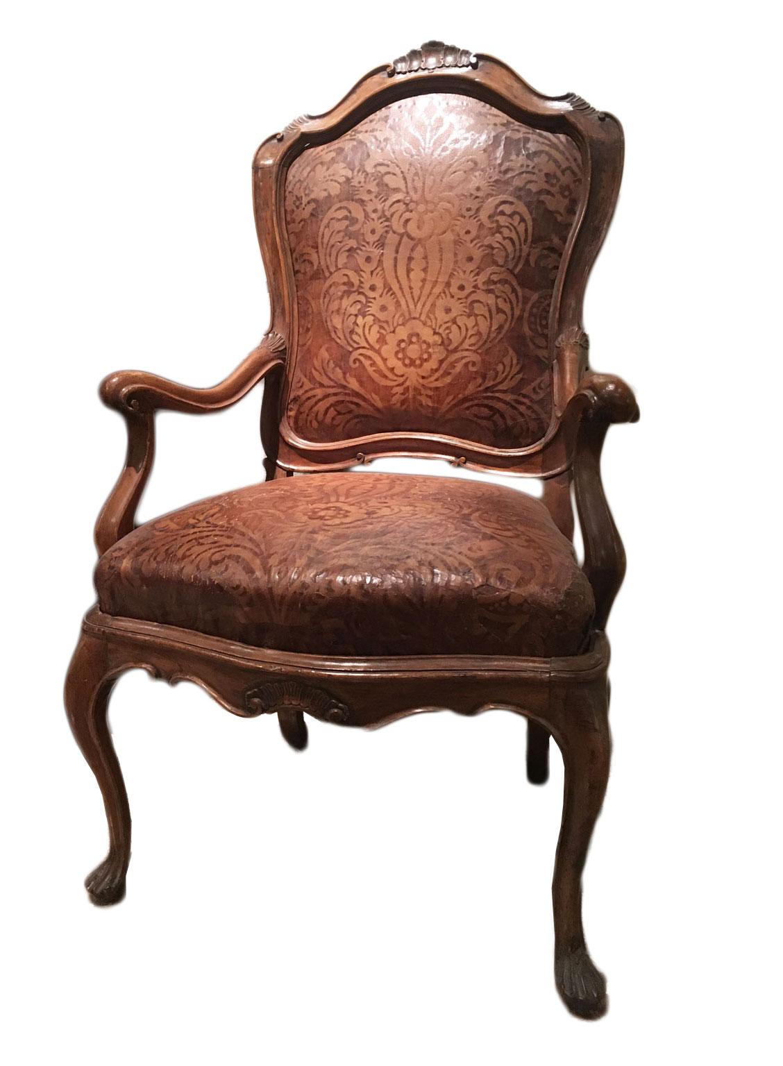 Si tratta di una straordinaria coppia di magnifiche poltrone in noce massiccio intagliato con i loro raffinati rivestimenti originali in pelle goffrata.
Questo pezzo raro ed eccezionale risale alla fine del XVII secolo e mostra una squisita abilità