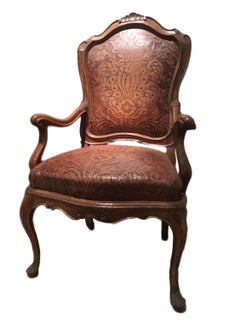 1750 Venezia Coppia di poltrone in noce intagliato con rivestimento originale in pelle goffrata