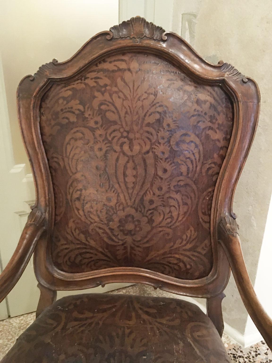 Italiano 1750 Venezia Coppia di poltrone in noce intagliato con rivestimento originale in pelle goffrata in vendita