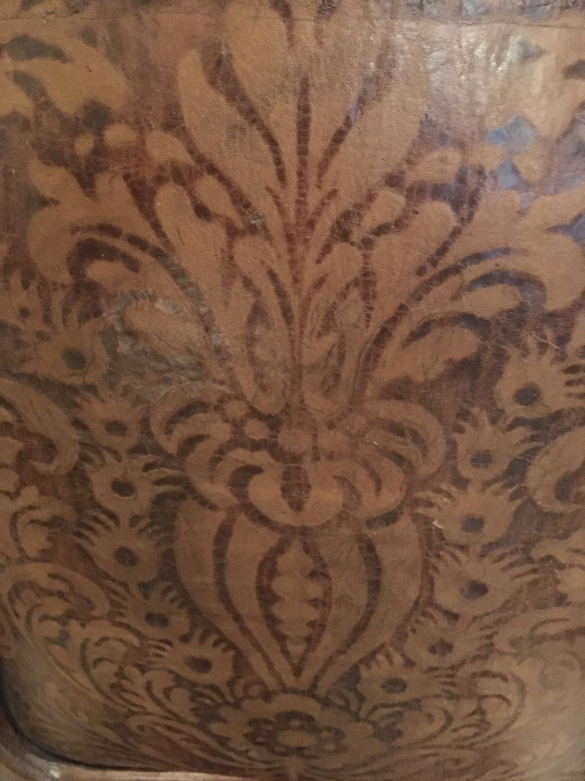 Intagliato a mano 1750 Venezia Coppia di poltrone in noce intagliato con rivestimento originale in pelle goffrata in vendita