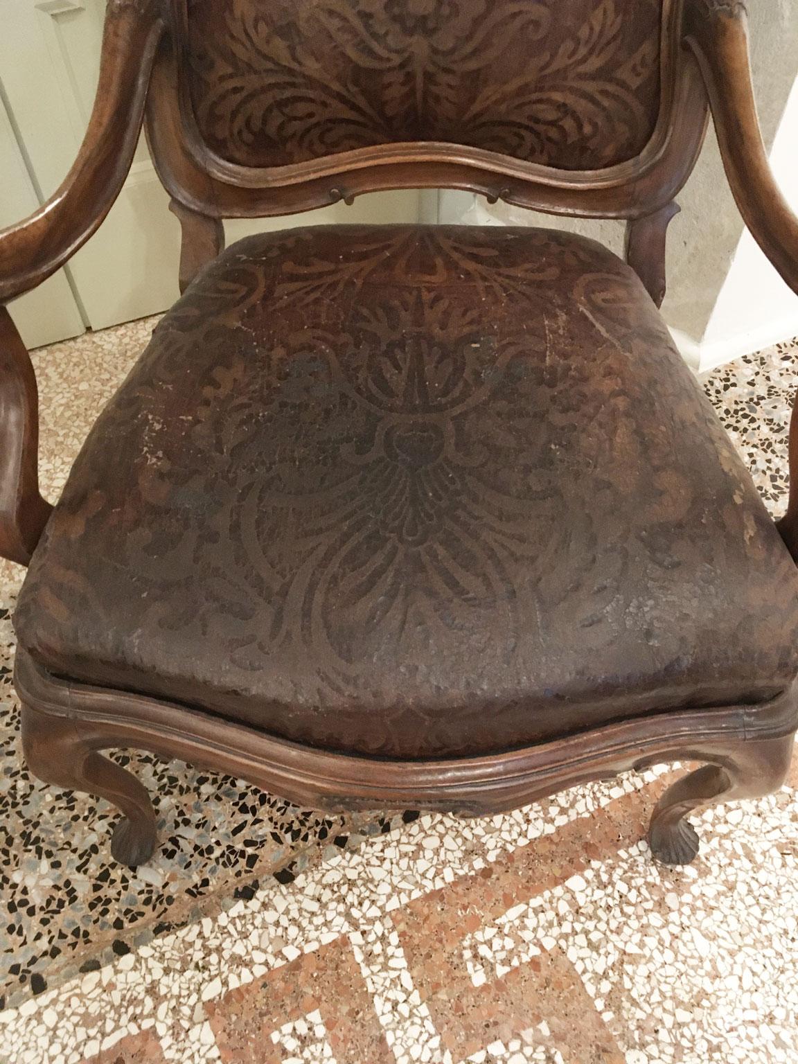 1750 Venezia Coppia di poltrone in noce intagliato con rivestimento originale in pelle goffrata In condizioni buone in vendita a Brescia, IT