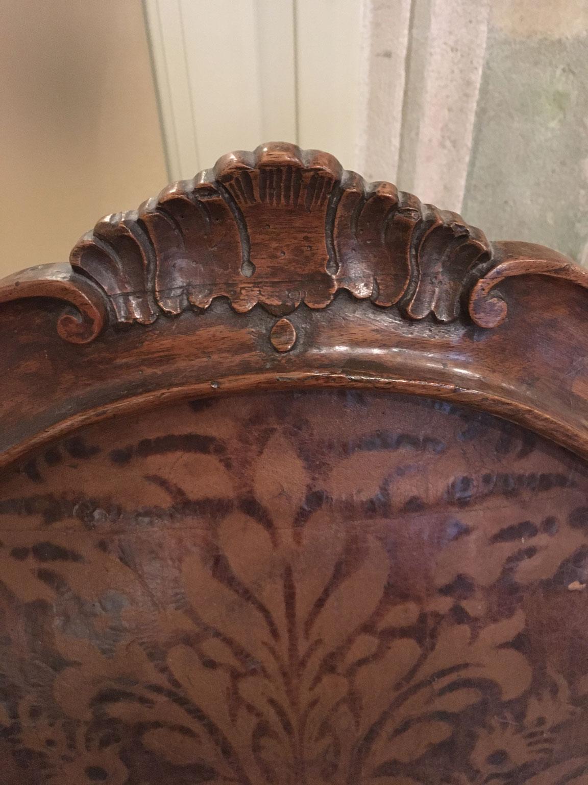Pelle 1750 Venezia Coppia di poltrone in noce intagliato con rivestimento originale in pelle goffrata in vendita