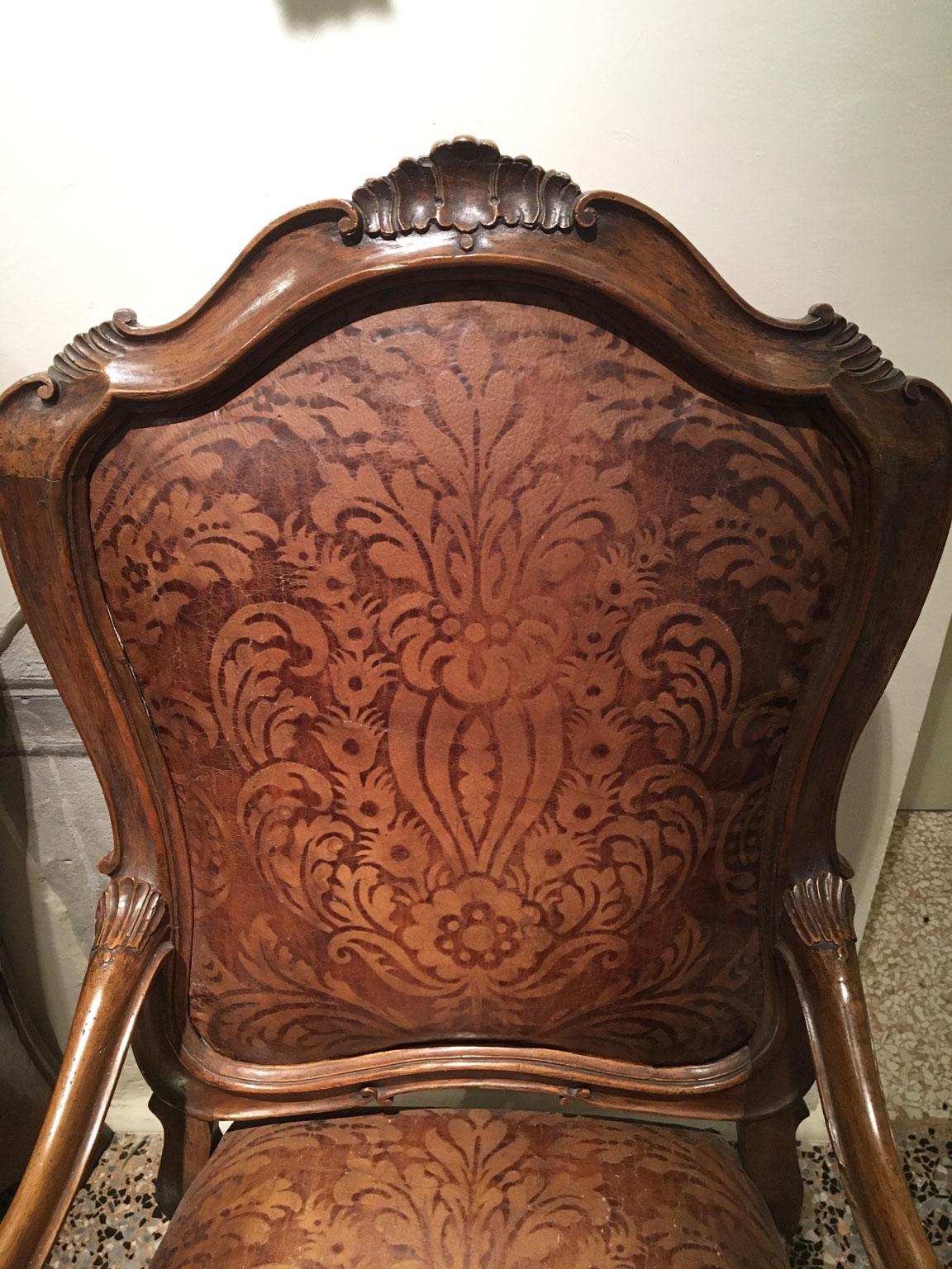 1750 Venezia Coppia di poltrone in noce intagliato con rivestimento originale in pelle goffrata in vendita 1