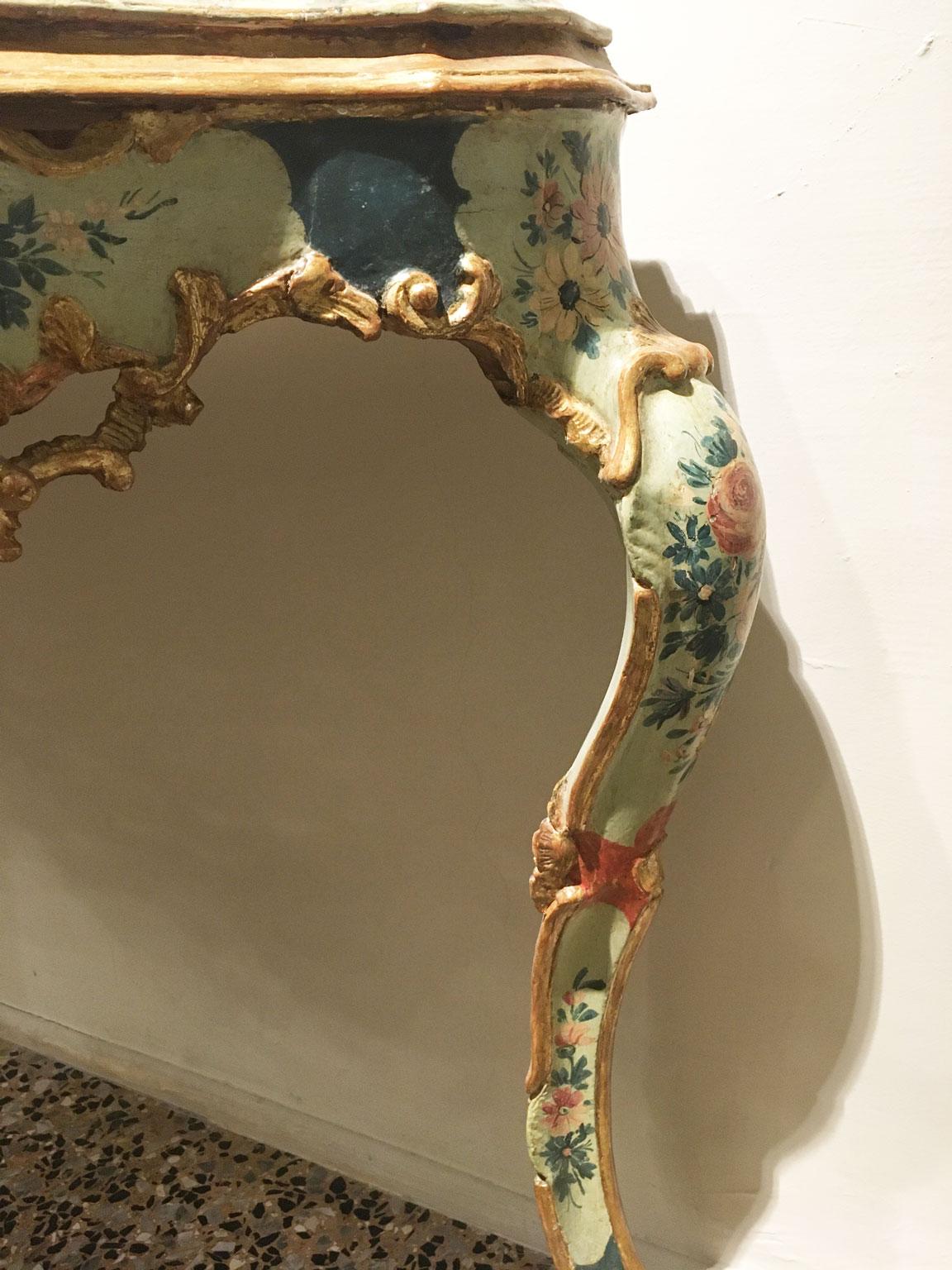 Console Venezia en bois laqué bleu clair et vert avec fleurs, 1750 en vente 3