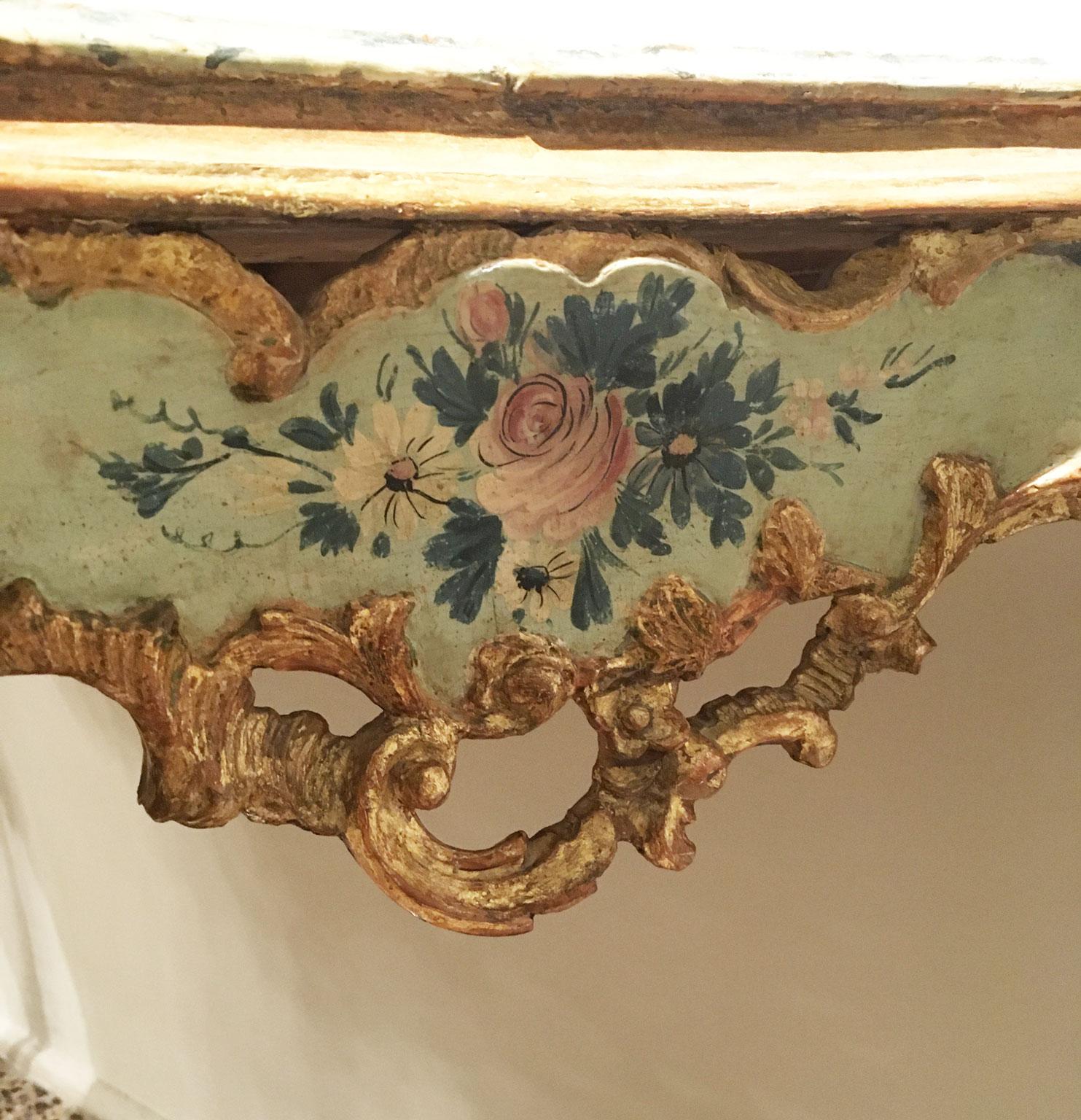 Console Venezia en bois laqué bleu clair et vert avec fleurs, 1750 en vente 4