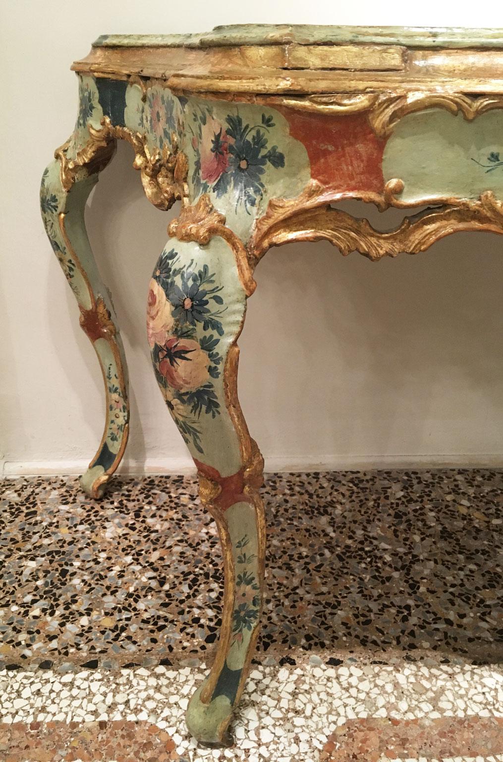 Fait main Console Venezia en bois laqué bleu clair et vert avec fleurs, 1750 en vente