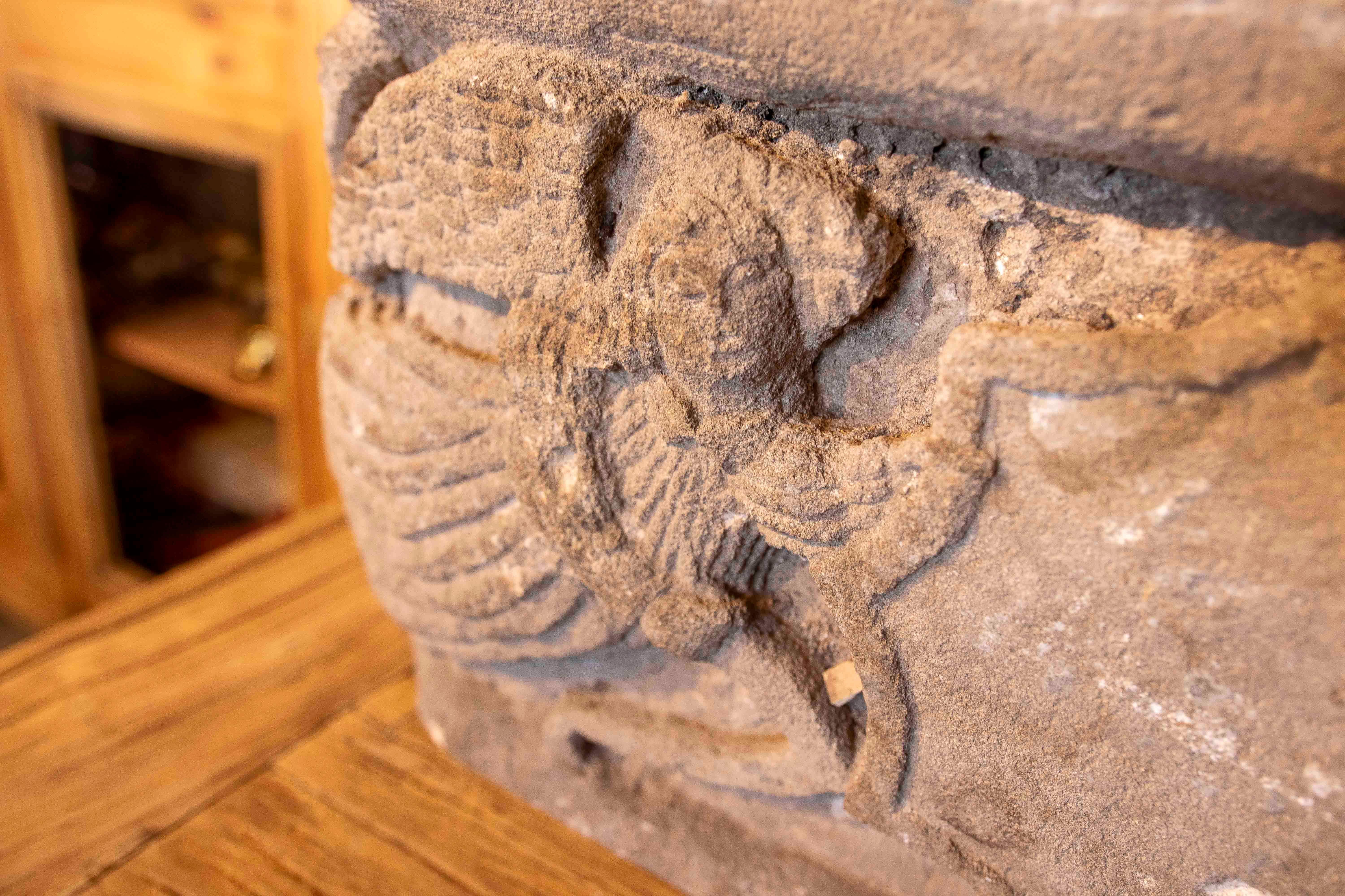 Fragment d'architecture ancienne des années 1750, sculpté dans la pierre avec des motifs mythologiques en vente 4
