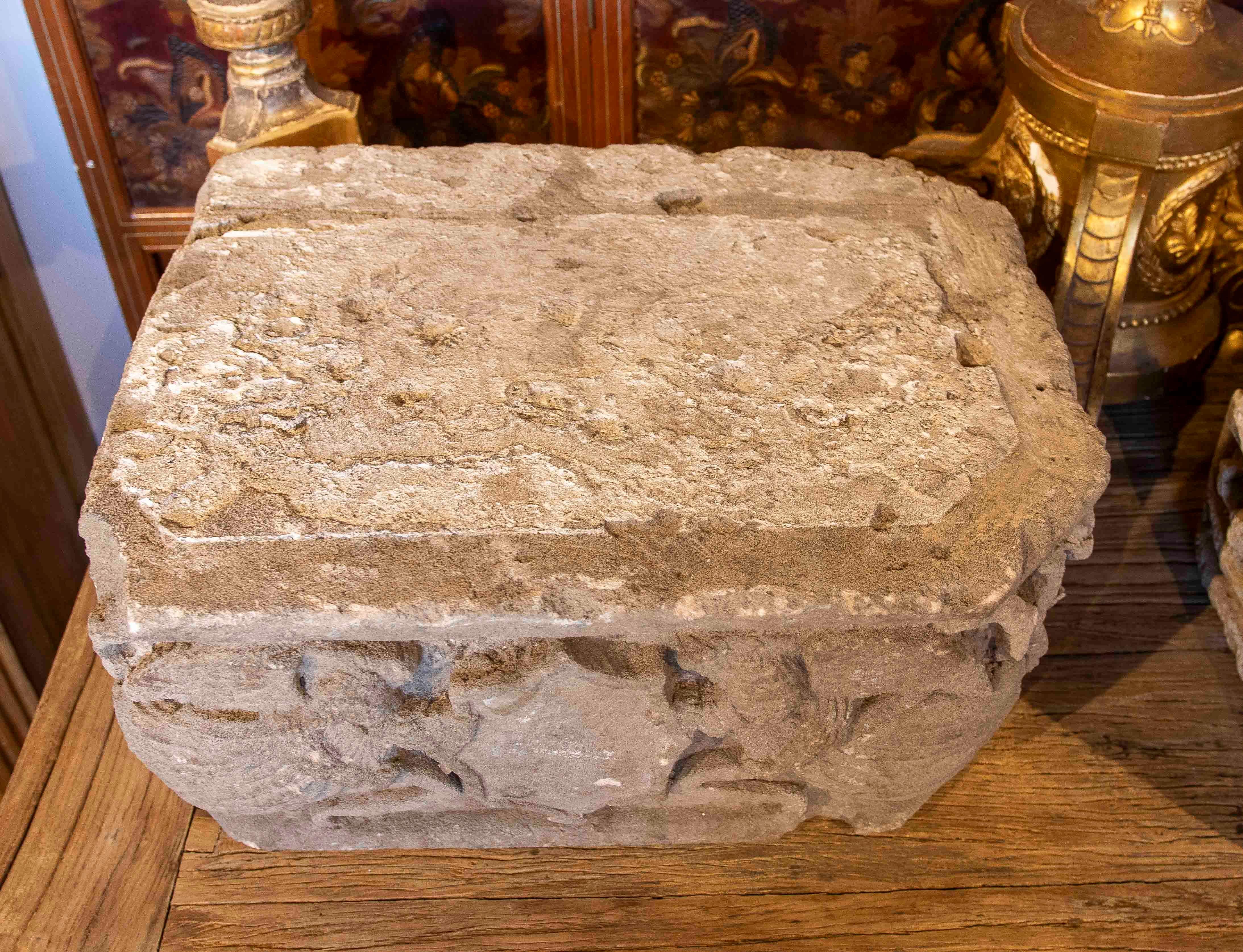 Fragment d'architecture ancienne des années 1750, sculpté dans la pierre avec des motifs mythologiques en vente 5