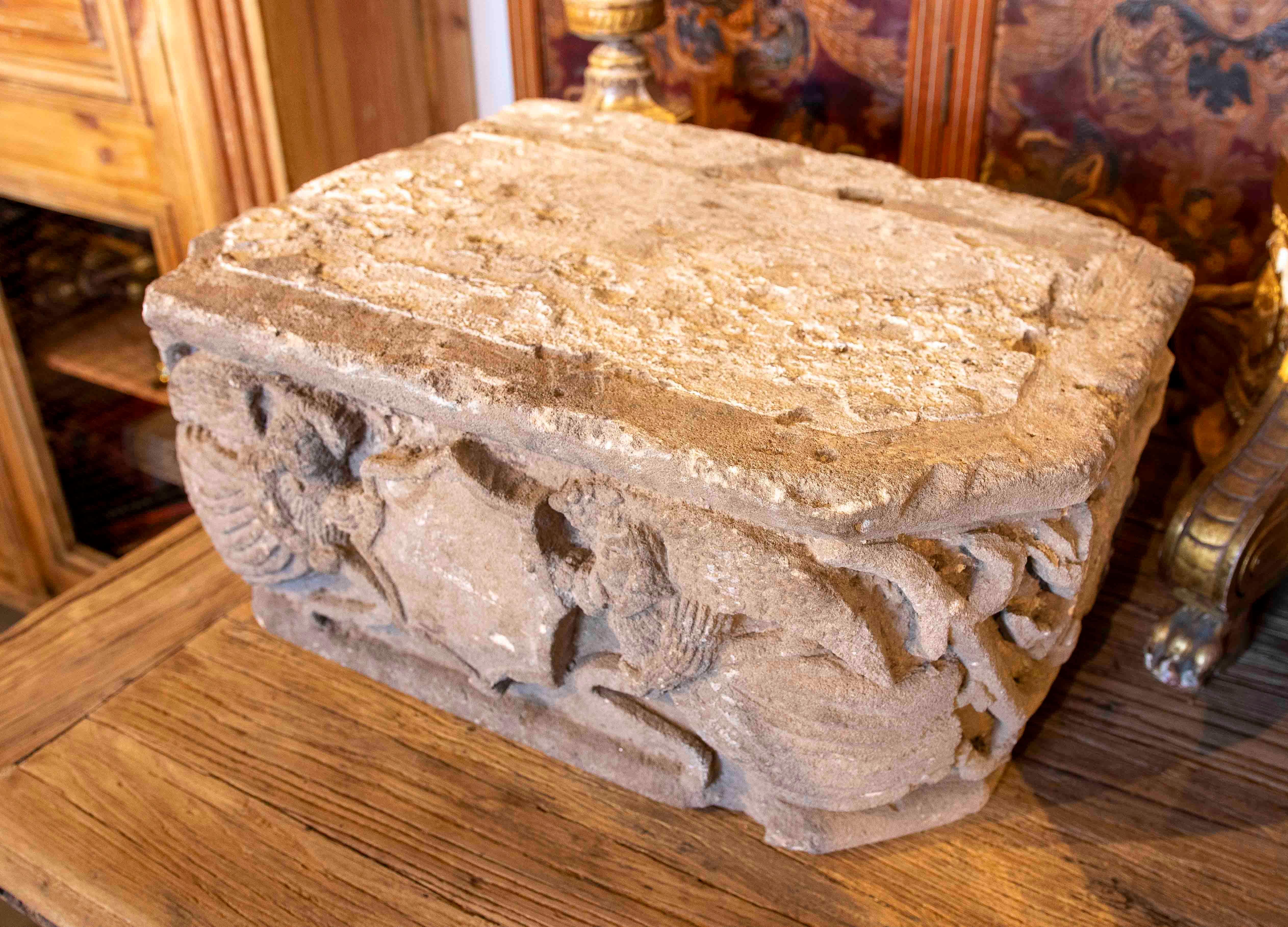 Un impressionnant fragment d'architecture ancienne en pierre, richement sculpté de figures mythologiques et ornementales. Malgré le passage du temps et l'érosion naturelle de la surface, la pièce conserve une forte impression de sculpture, les