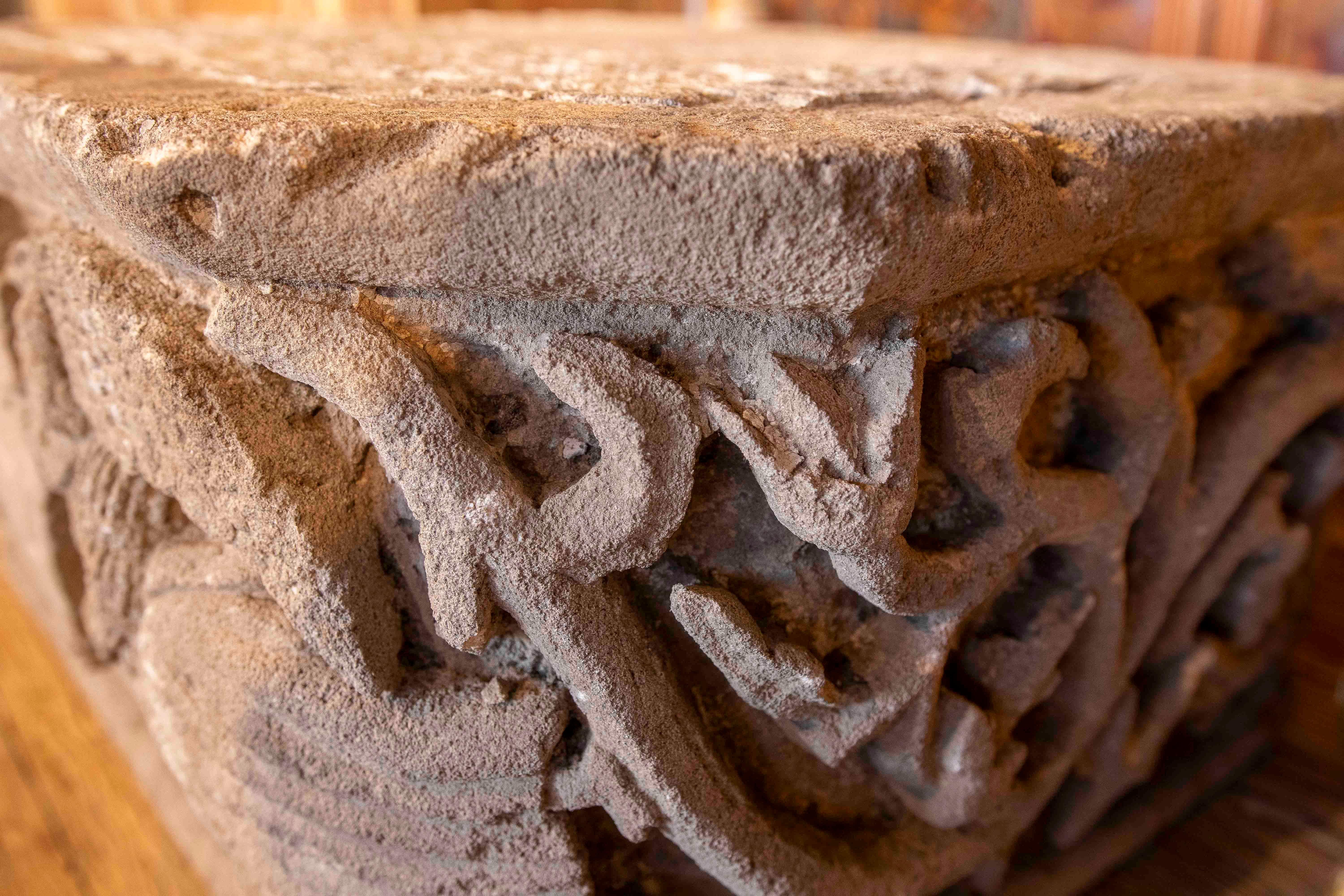 Pierre Fragment d'architecture ancienne des années 1750, sculpté dans la pierre avec des motifs mythologiques en vente