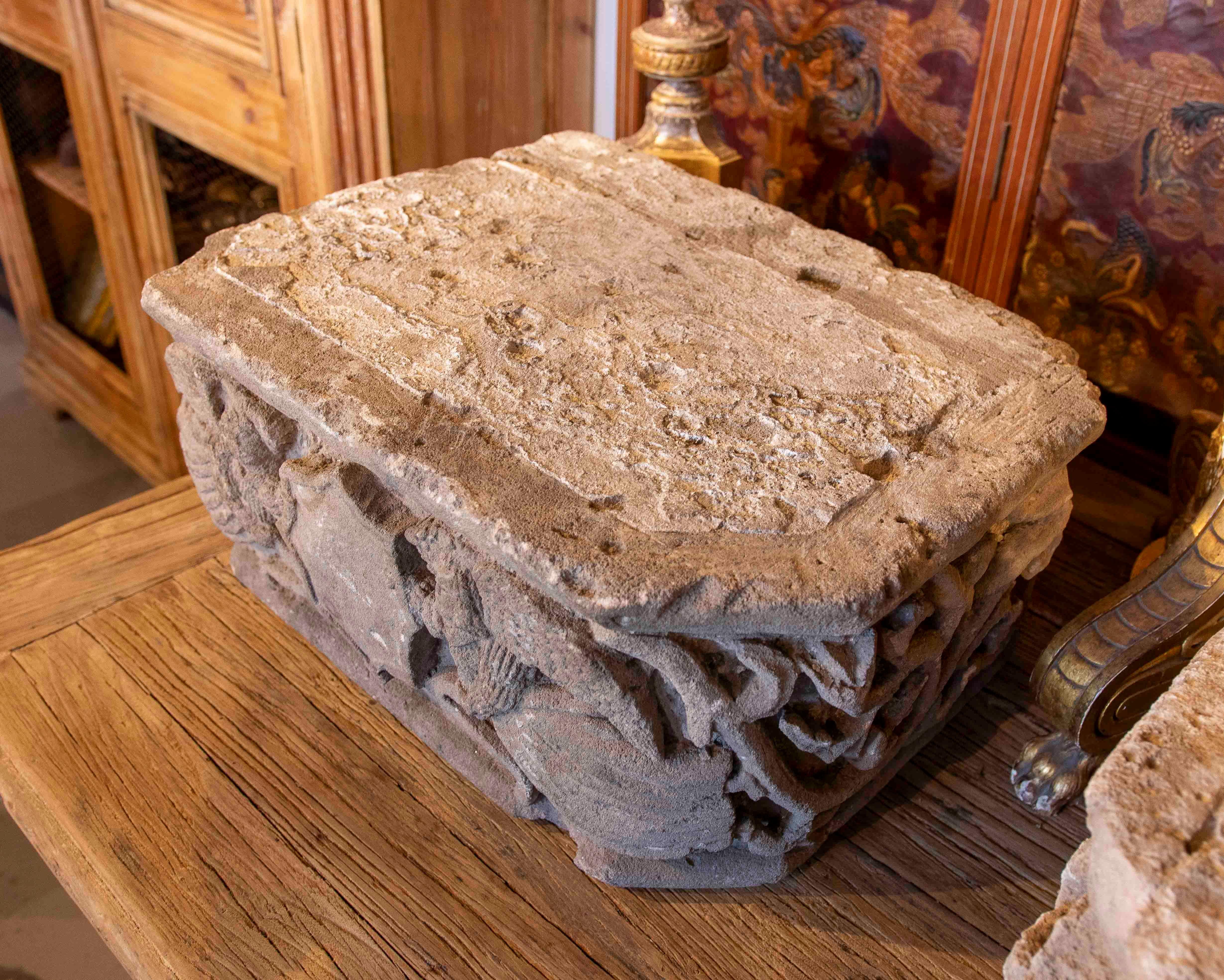 Fragment d'architecture ancienne des années 1750, sculpté dans la pierre avec des motifs mythologiques en vente 2