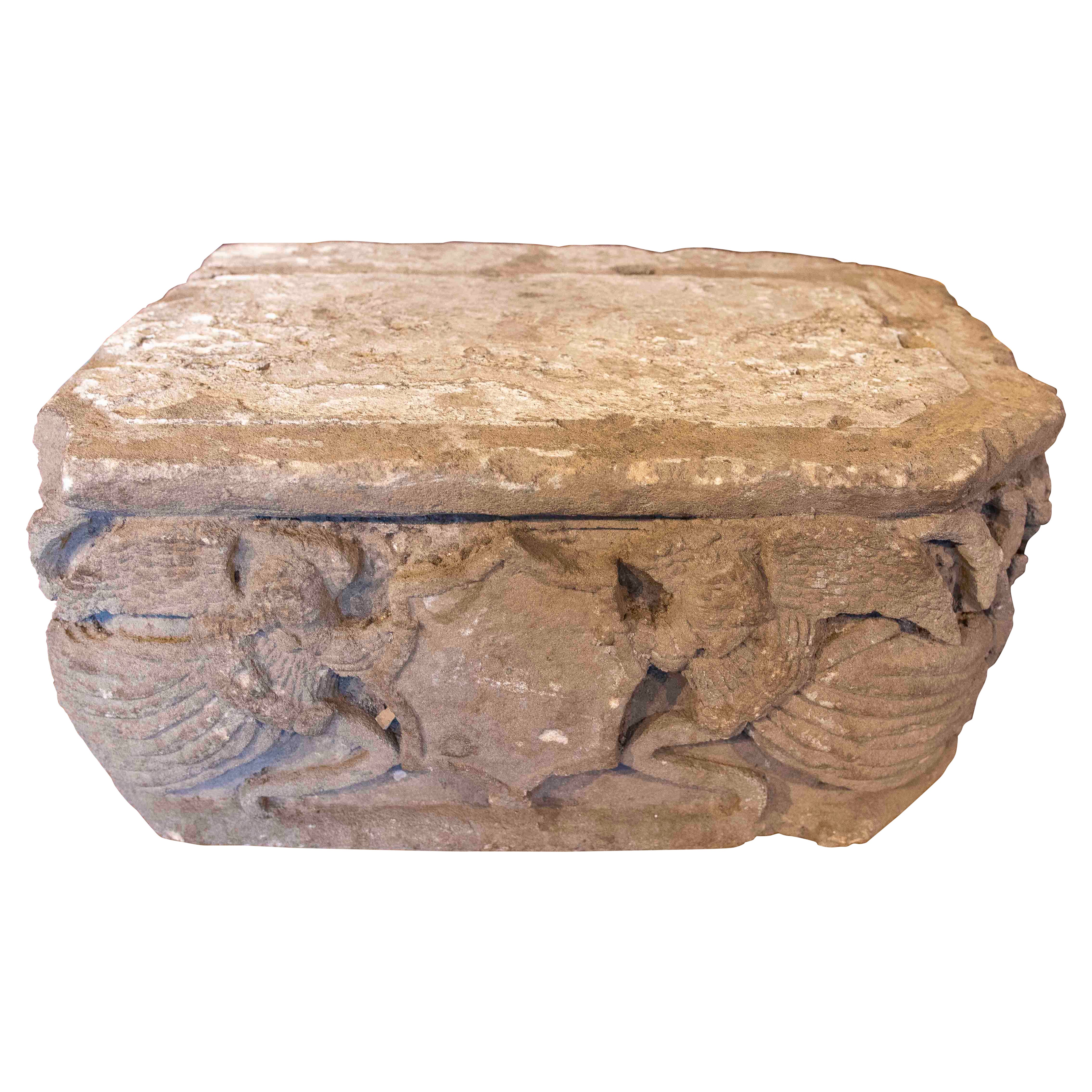 1750er Jahre Antikes Architekturfragment in Stein gehauen mit mythologischen Motiven