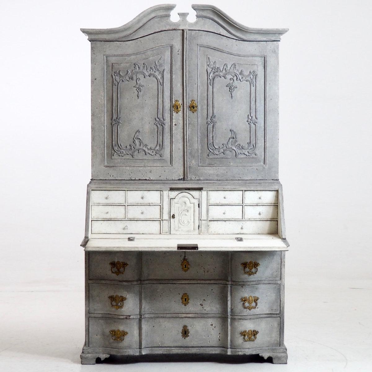 Rare and important 1750s Scandinavian two-parts bureau, with original key and lock. The cabinet is a beautiful grey-ish color, and white inside. See the fine carvings on the doors, and curved drawers.