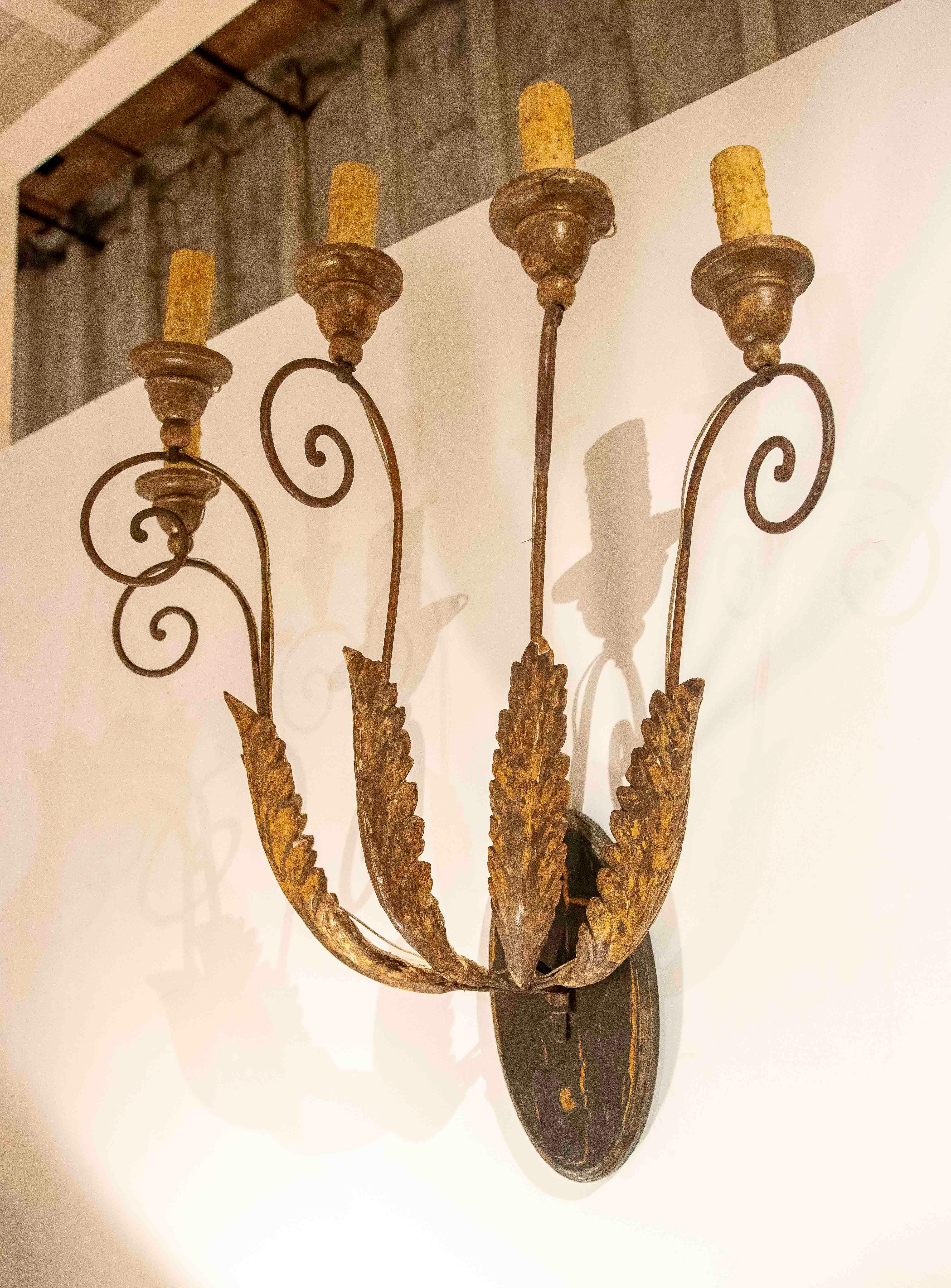 1750s Pair of Wall Sconces in Wrought Iron and Wood with Stucco For Sale 6