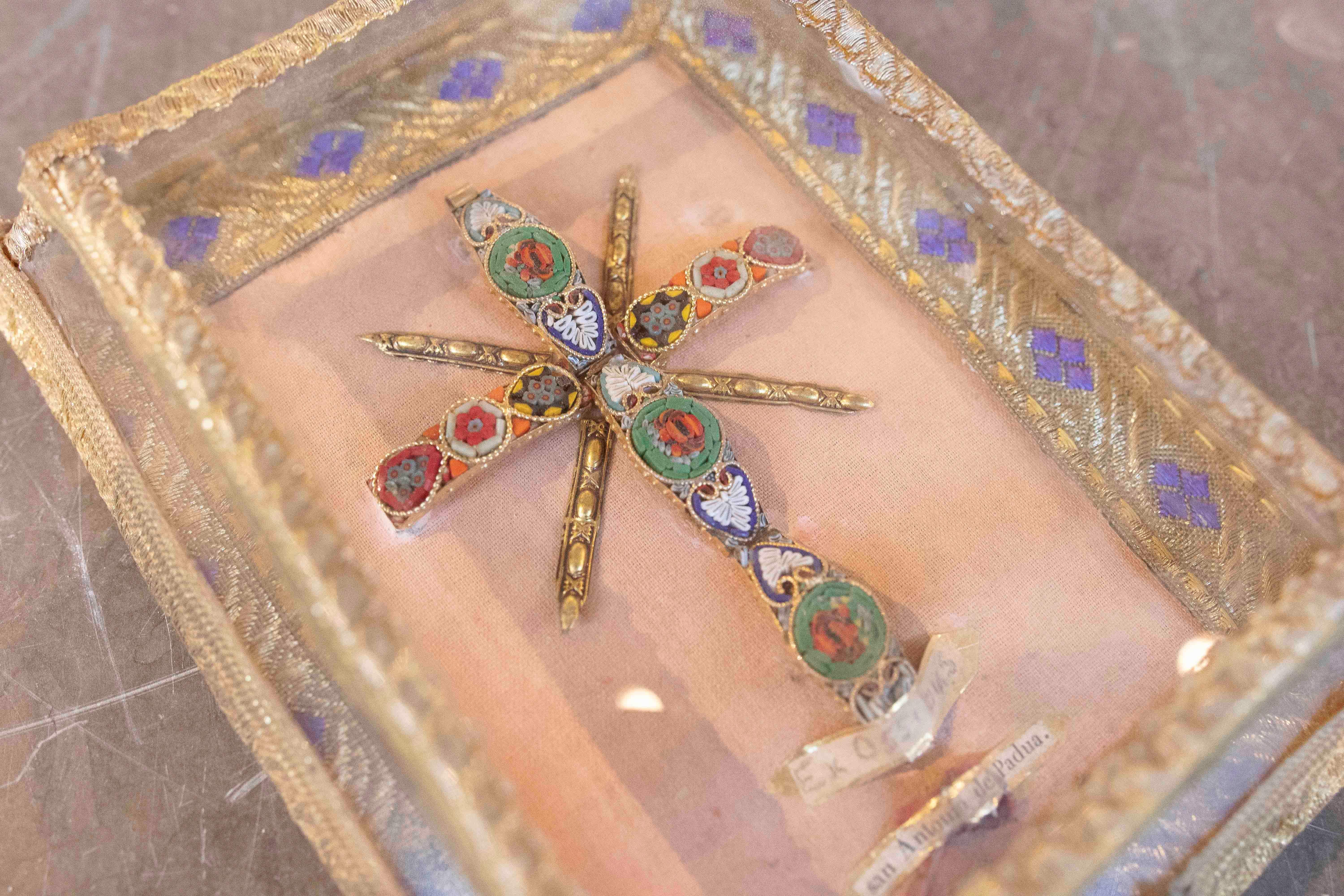 Relique de Saint Antoine de Padua des années 1750 dans un cadre avec une croix en micromosaïque en vente 4