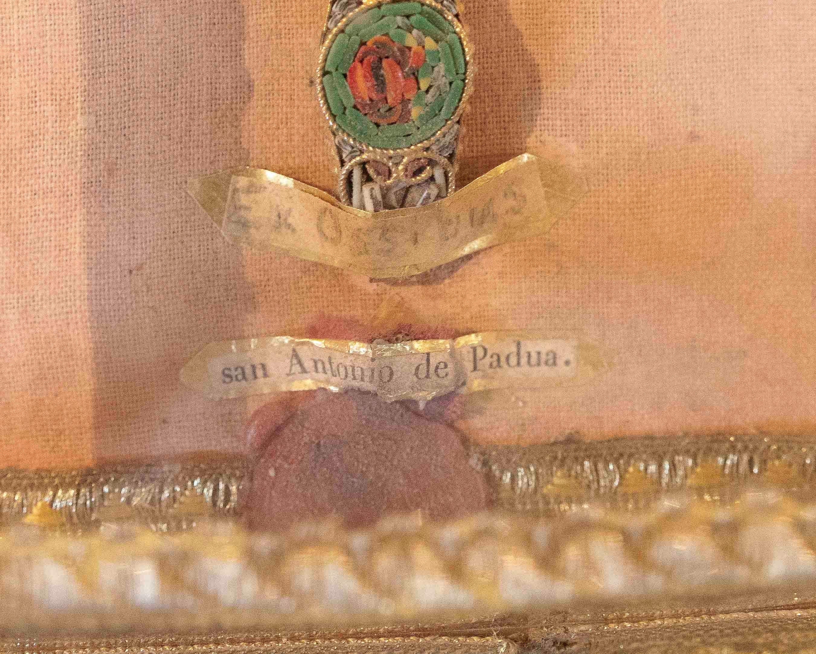 Relique de Saint Antoine de Padua des années 1750 dans un cadre avec une croix en micromosaïque en vente 5