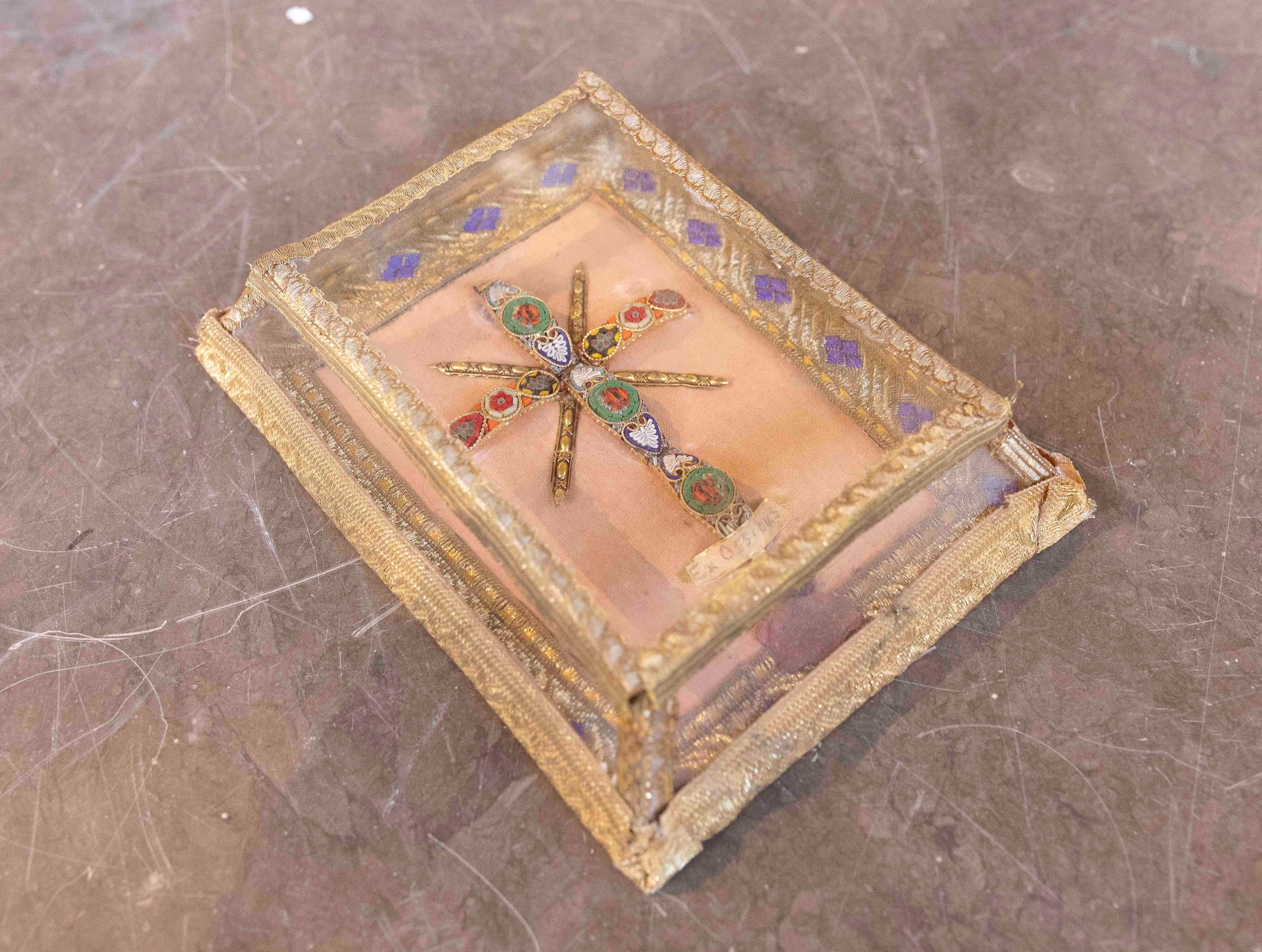 Relique de Saint Antoine de Padua des années 1750 dans un cadre avec une croix en micromosaïque en vente 6