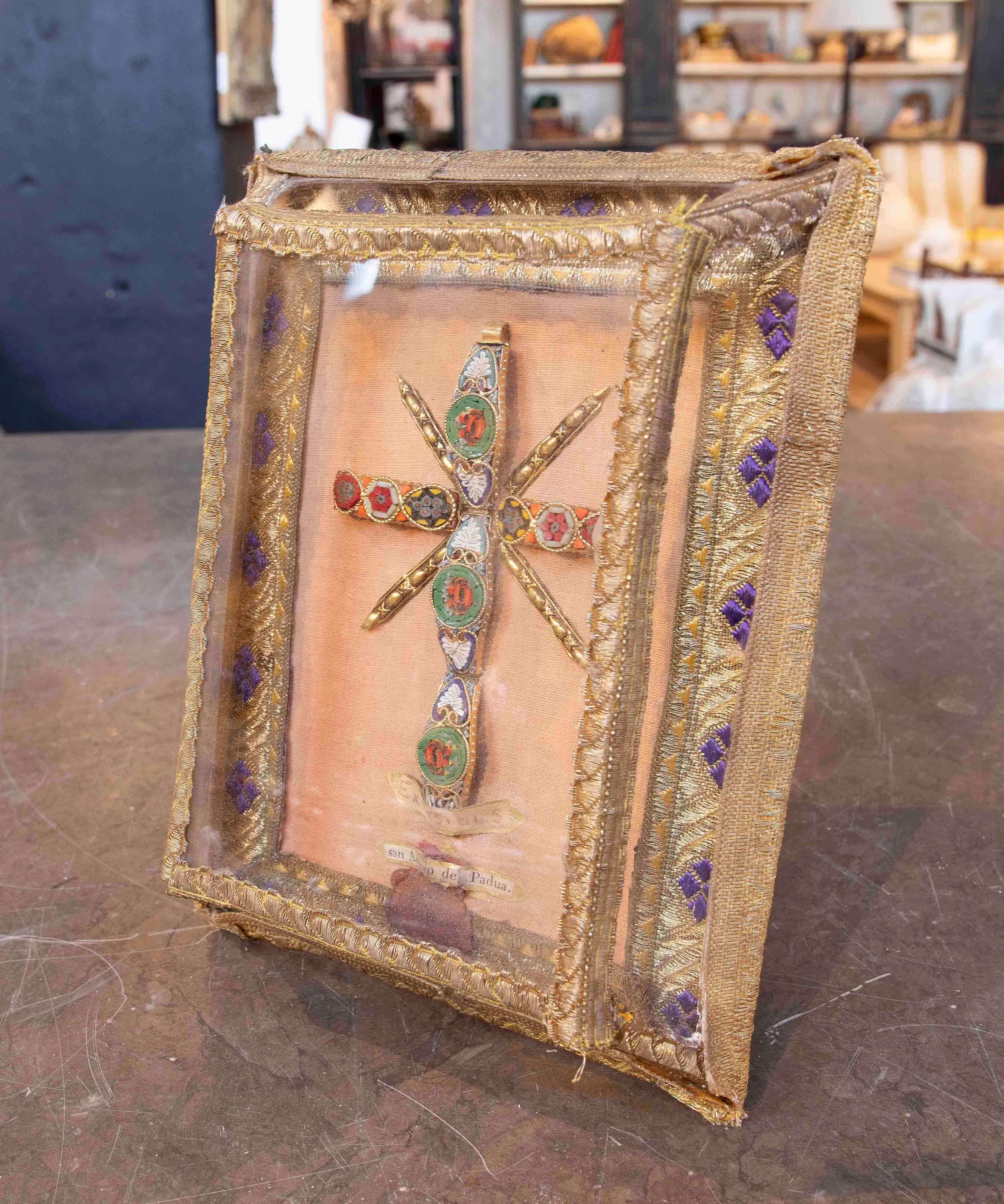 Espagnol Relique de Saint Antoine de Padua des années 1750 dans un cadre avec une croix en micromosaïque en vente
