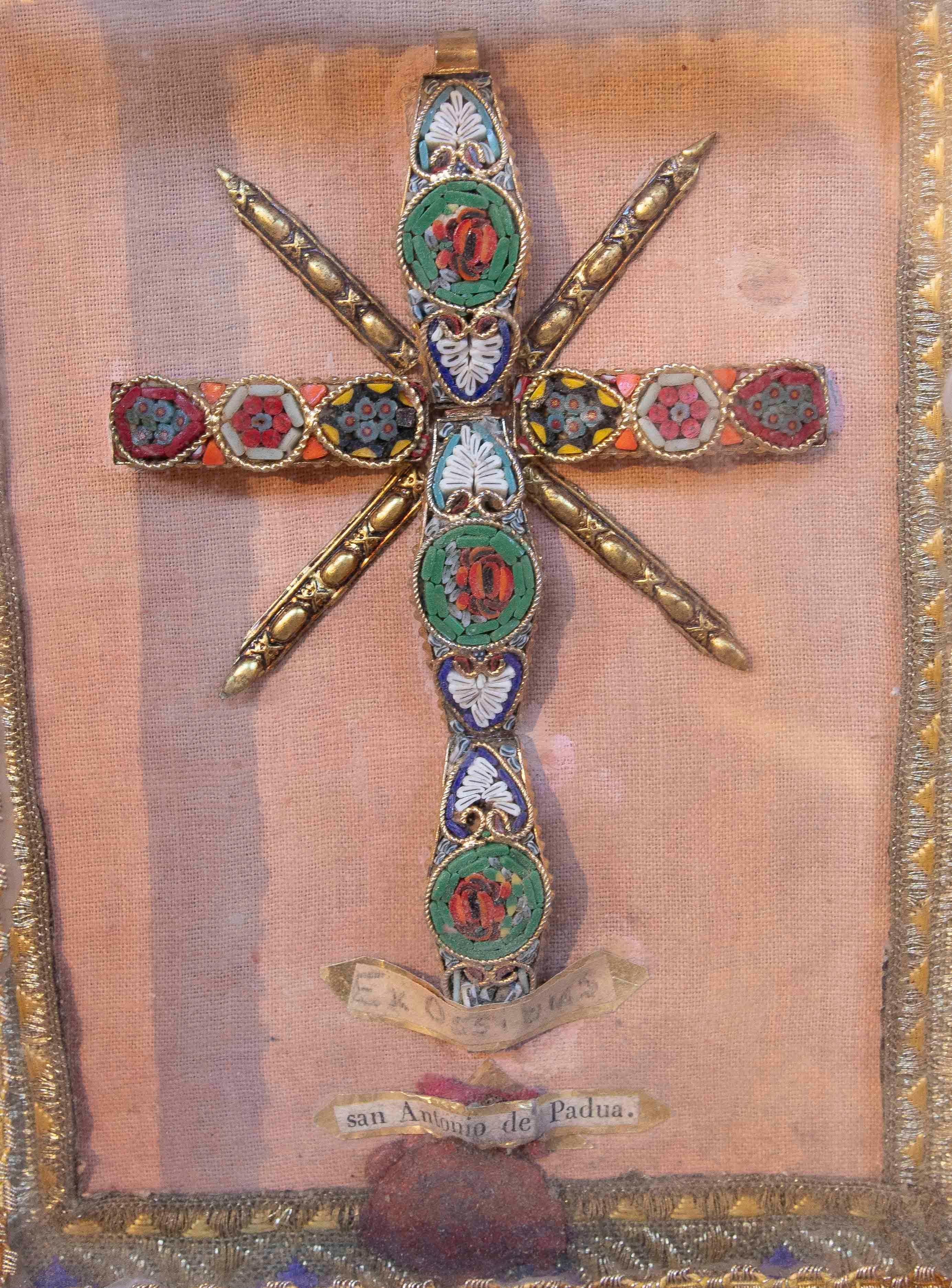 Relique de Saint Antoine de Padua des années 1750 dans un cadre avec une croix en micromosaïque Bon état - En vente à Marbella, ES