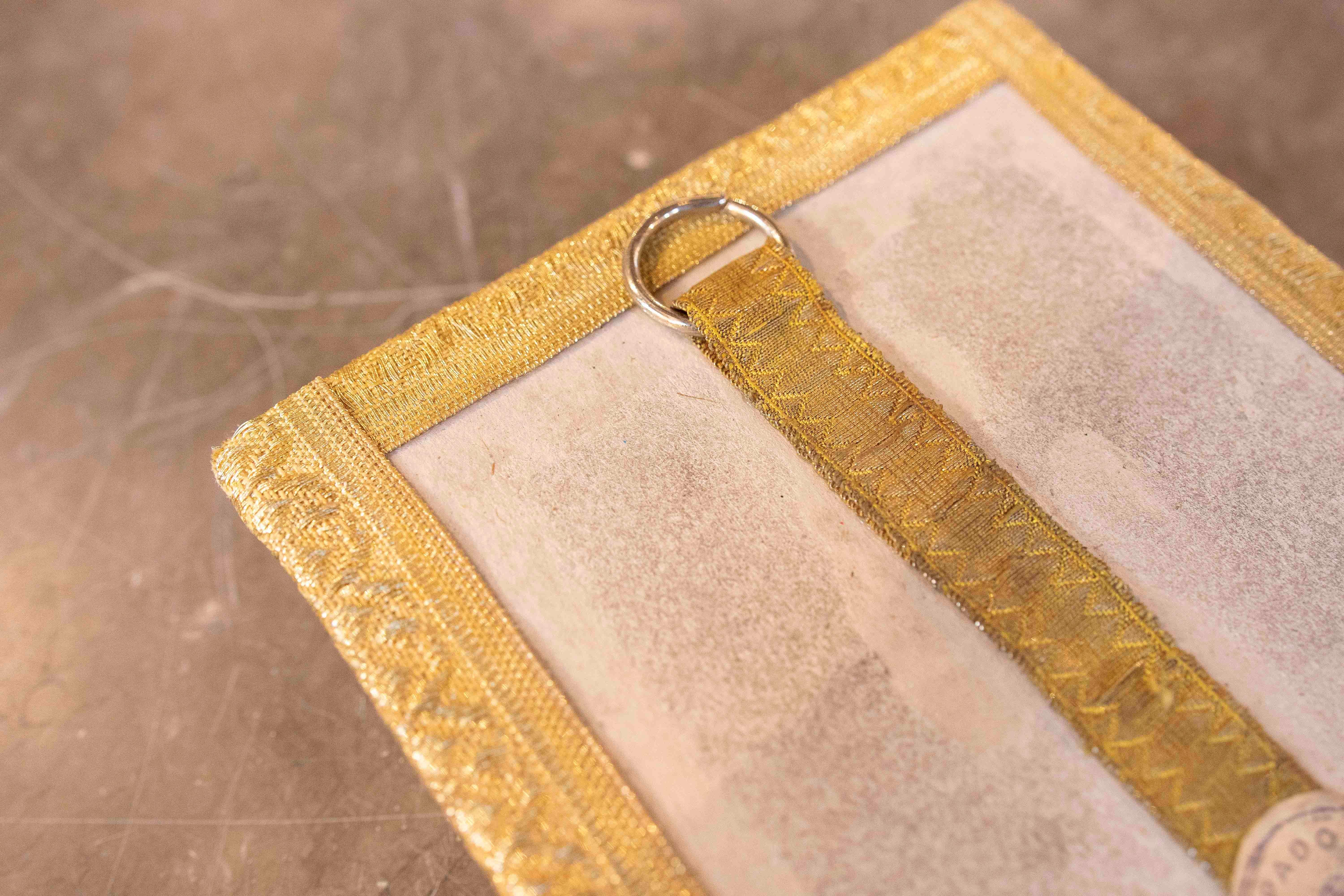 Relique de Saint Antoine de Padua des années 1750 dans un cadre avec une croix en micromosaïque en vente 3