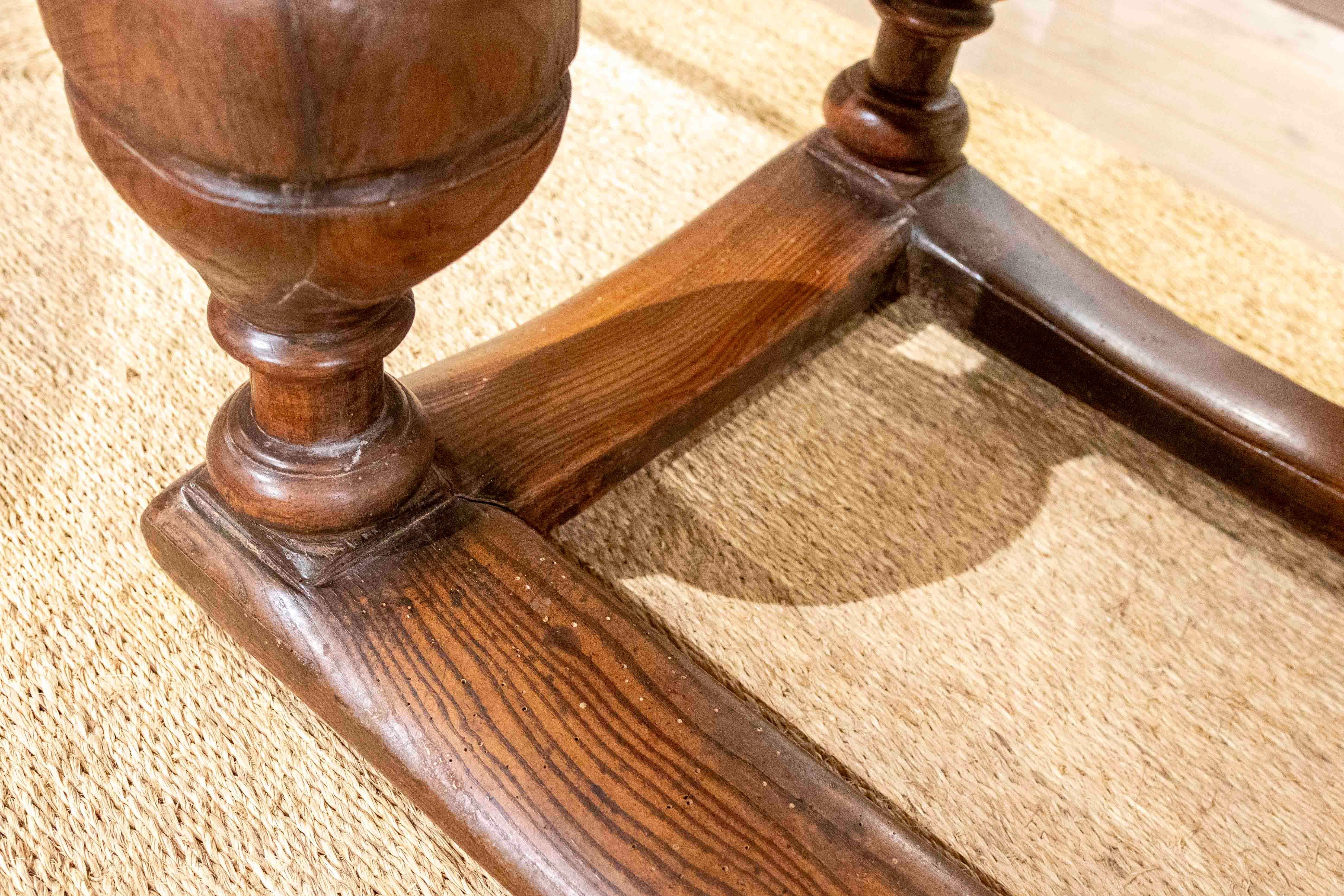 1750s Solid Oak English Extendable Table with Turned Legs For Sale 9
