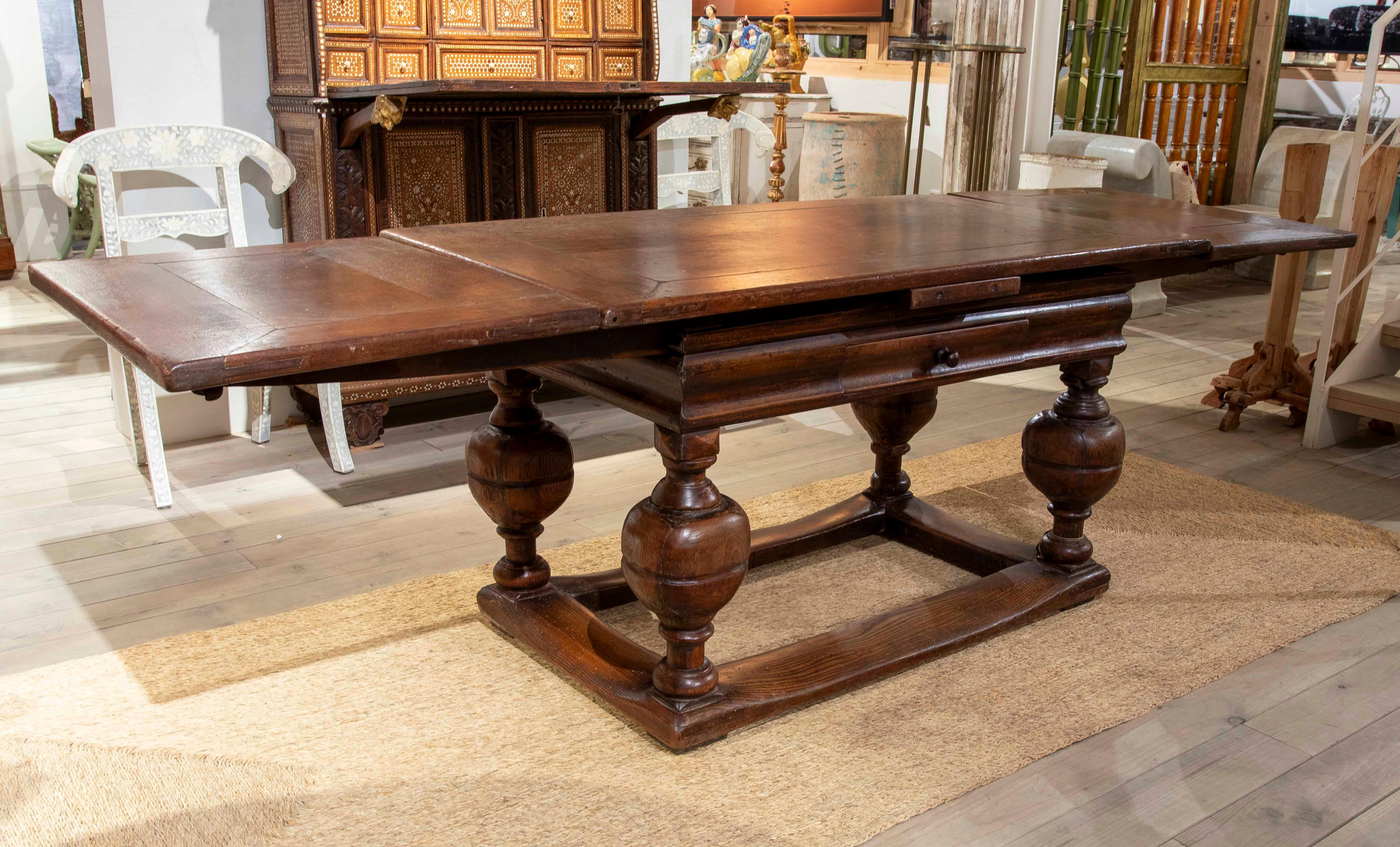 1750s Solid Oak English Extendable Table with Turned Legs In Good Condition For Sale In Marbella, ES