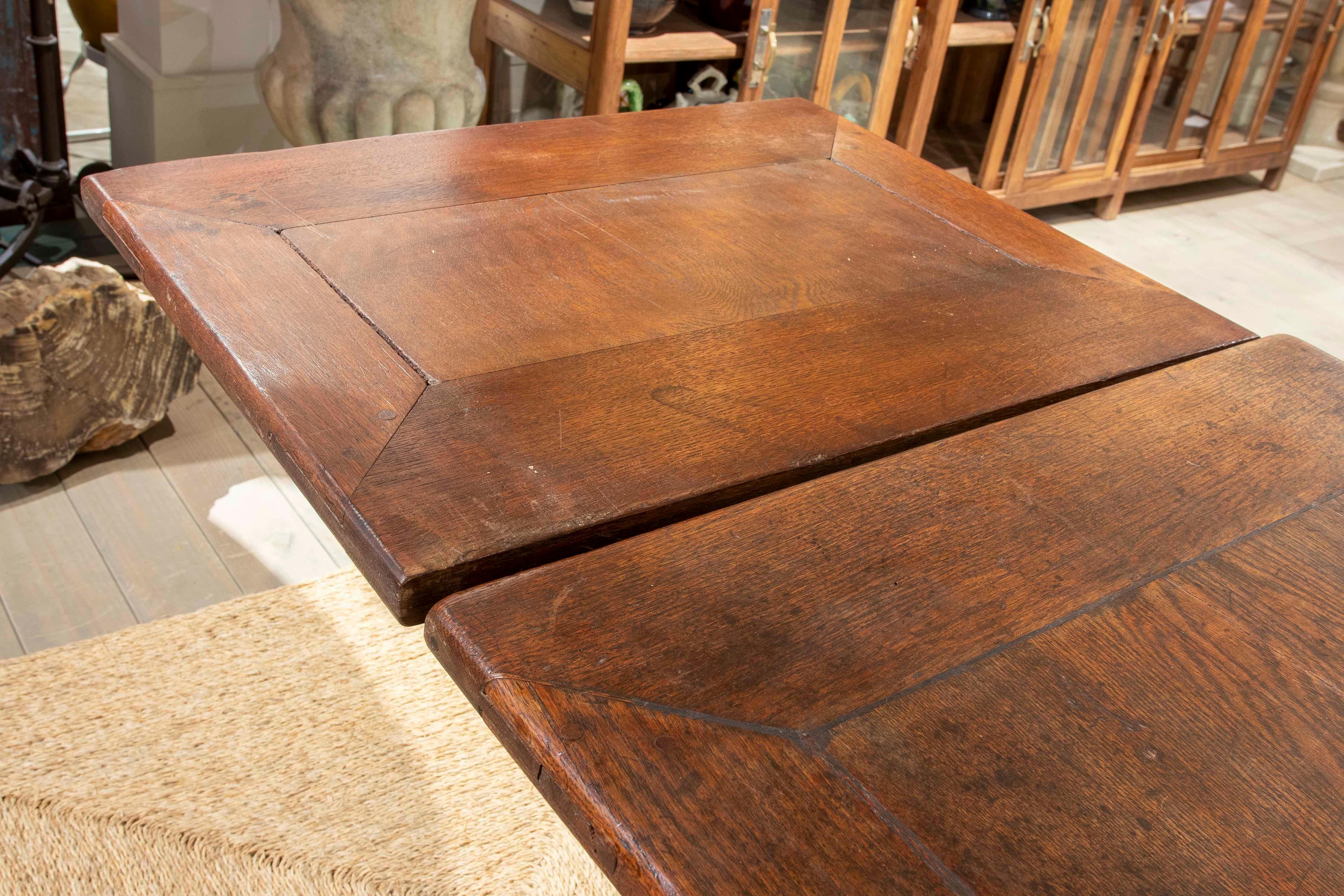 1750s Solid Oak English Extendable Table with Turned Legs For Sale 2