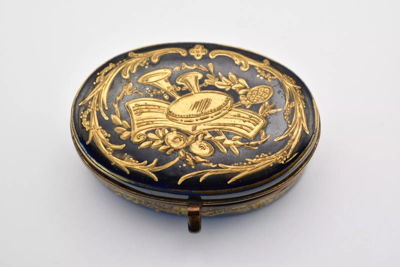 1753 French Serves Porcelain Oval Gold Raised Detailing Pill Trinket Box In Excellent Condition For Sale In London, GB