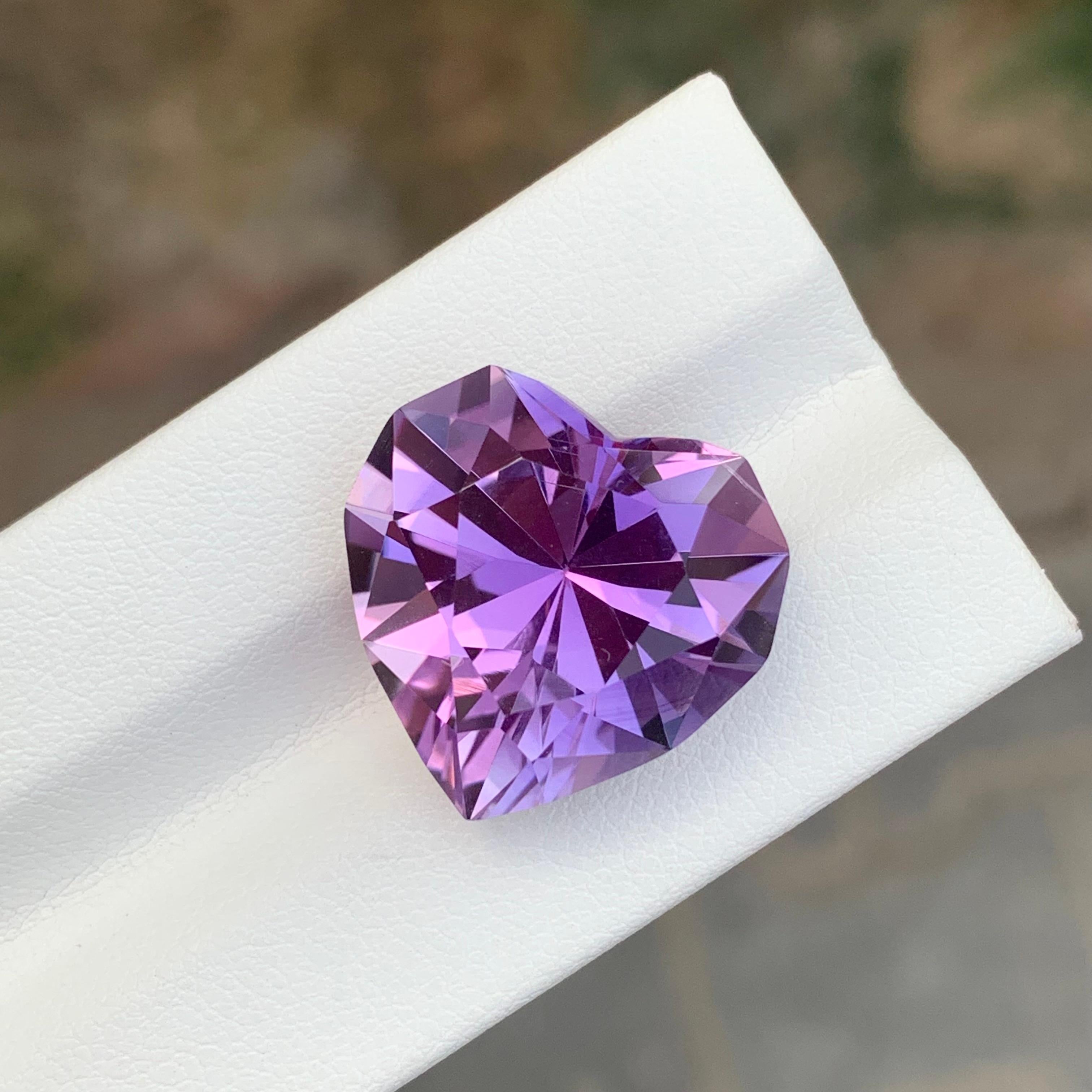 Stein: Amethyst

Gewicht : 17,55 Karat
Abmessungen: 18 x 18,5 x 11,8 mm
Herkunft: Brasilien
Die Form: Herz 
Farbe: Lila
Behandlung: Nicht
Zertifikat: Auf Kundenwunsch

Der Amethyst, eine atemberaubende violette Quarzsorte, ist nicht nur für seine