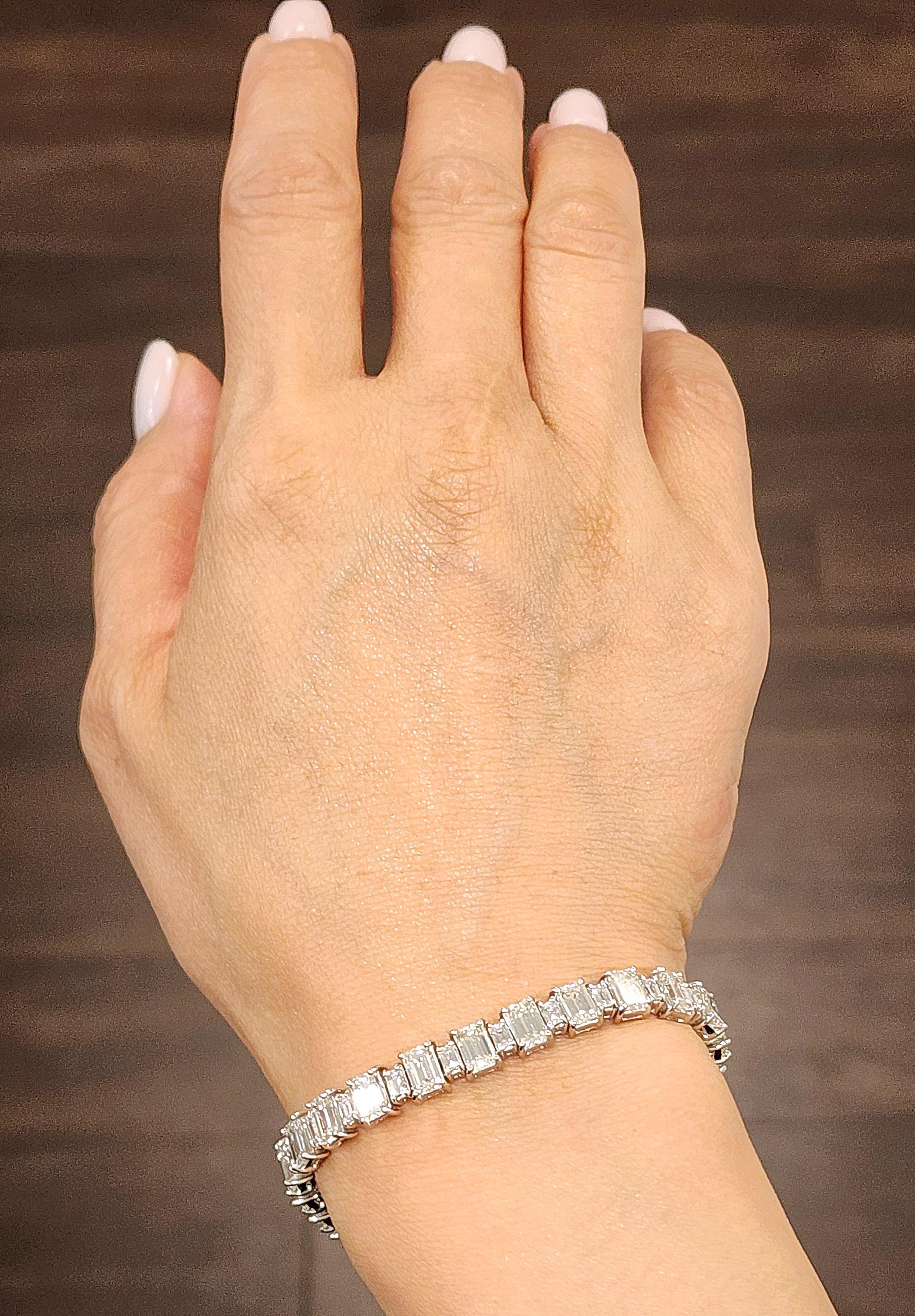 Esta magnífica pulsera luce 14,35 quilates de diamantes talla esmeralda. Los diamantes son blancos, con un grado de color J/K y una claridad VS1/VS2. Como complemento, hay 3,20 quilates de diamantes talla baguette, también blancos, con grado de